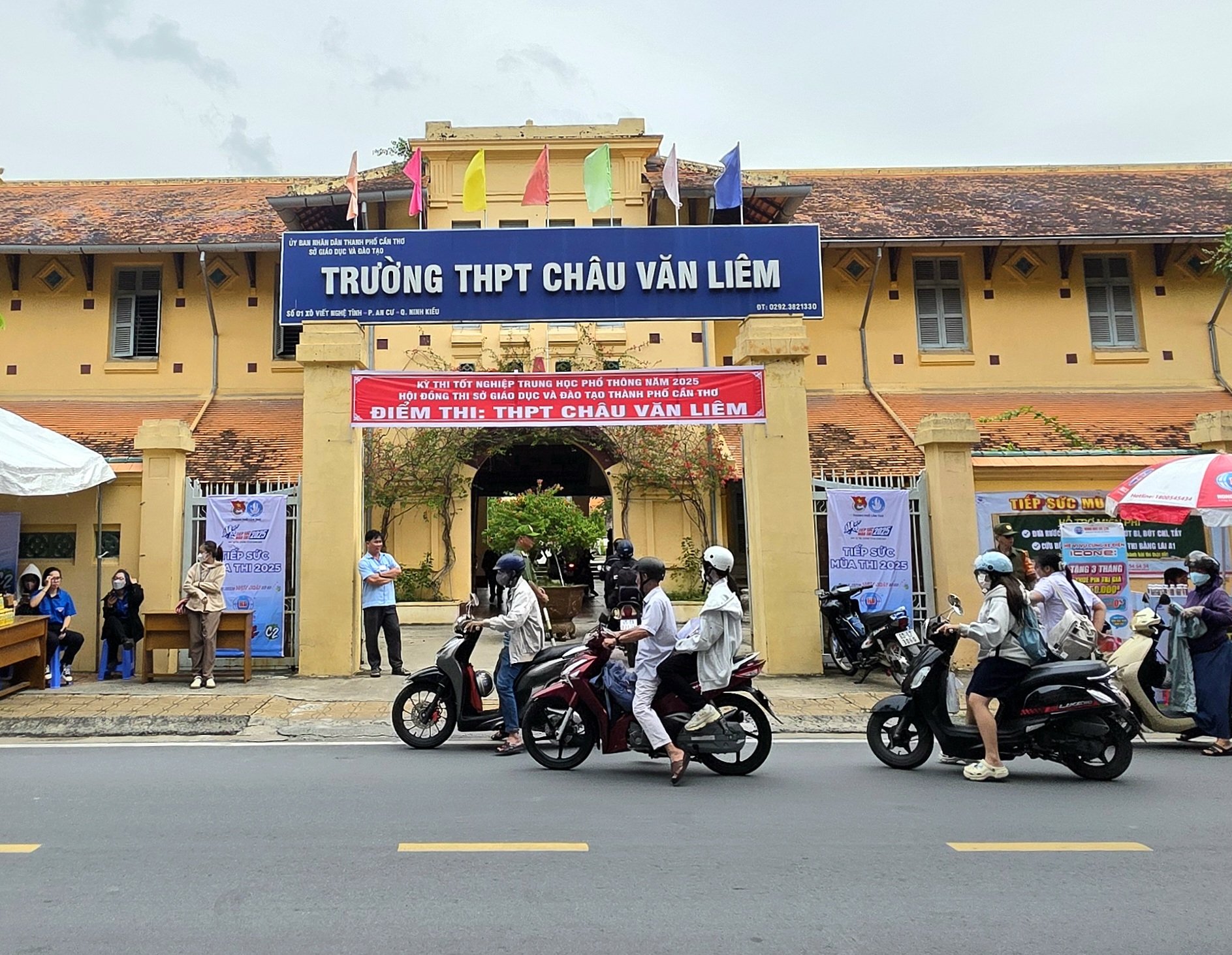 Phụ huynh đưa học sinh đến điểm thi Trường THPT Châu Văn Liêm.