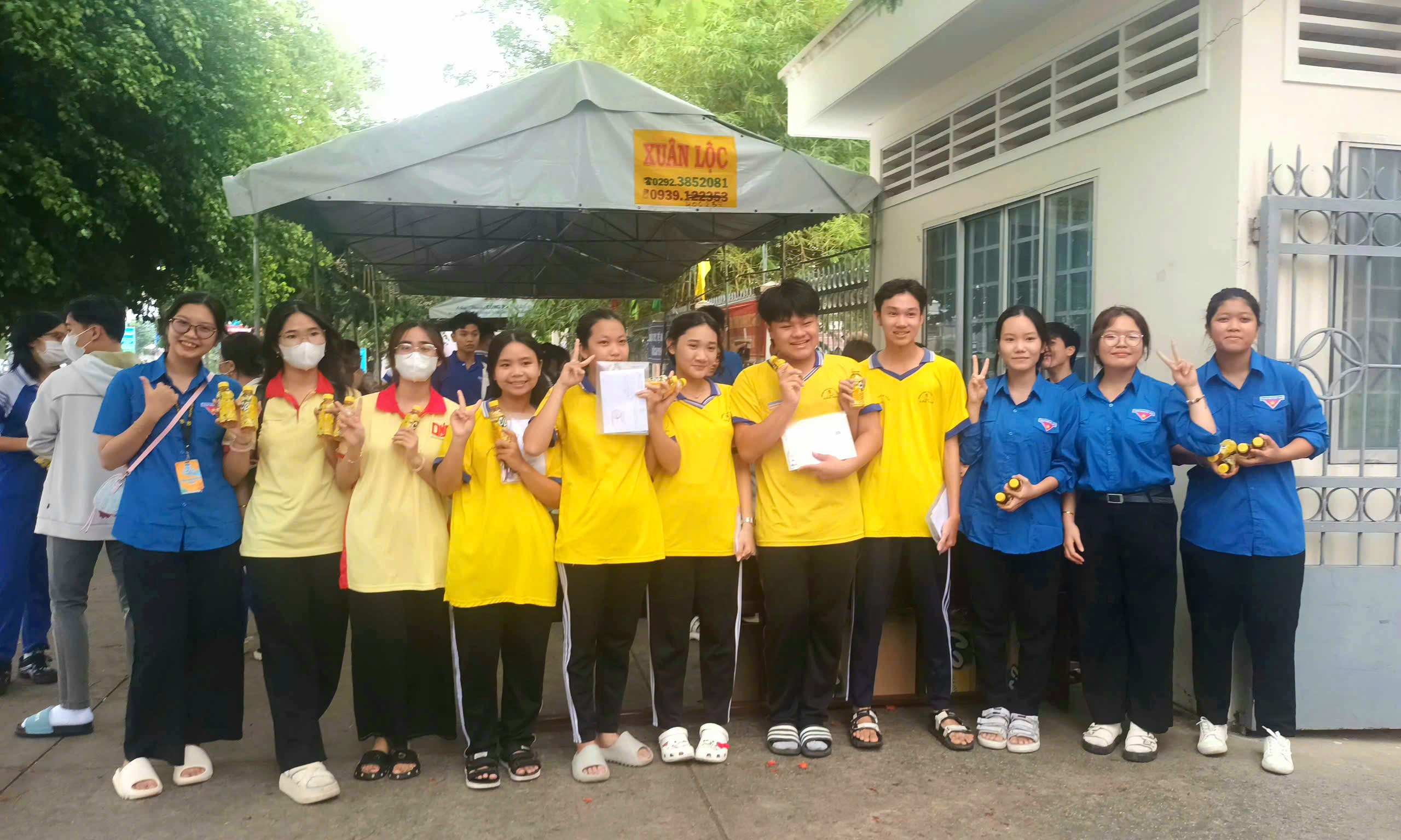 Các em thí sinh điểm thi Trường THPT Thốt Nốt tự tin trước kỳ thi.