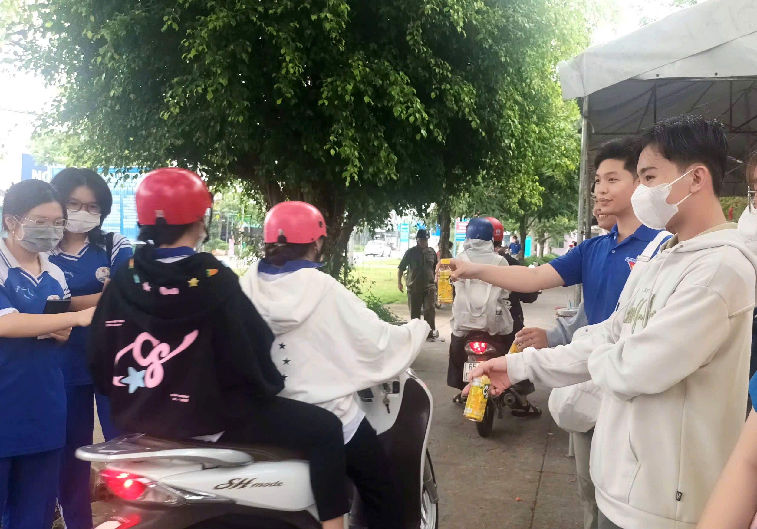 Lực lượng Đoàn Thanh niên tham gia hỗ trợ thí sinh.
