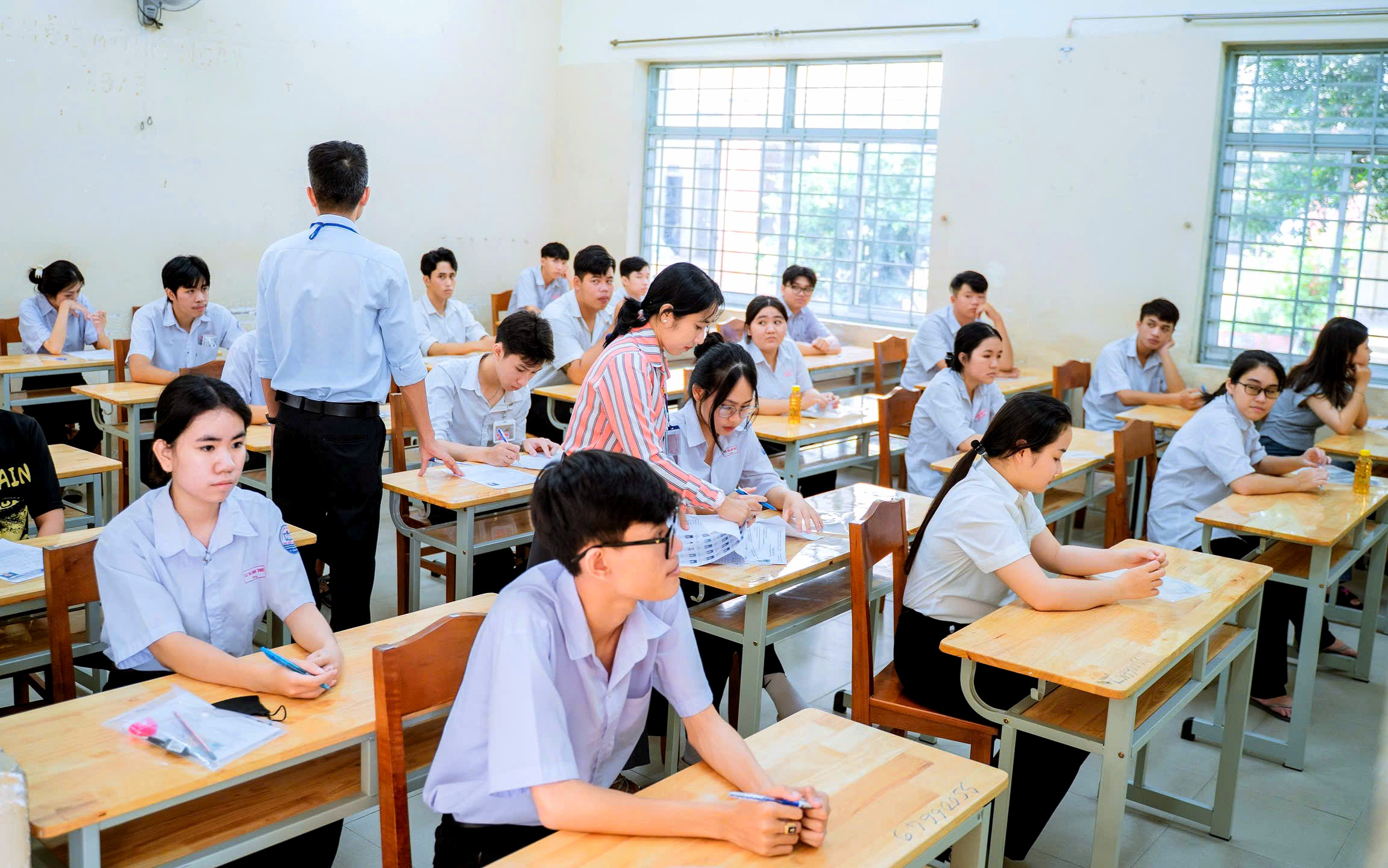Các thí sinh làm thủ tục dự thi.