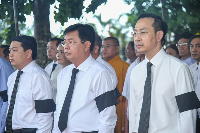 Lễ truy điệu, an táng 32 hài cốt liệt sĩ quân tình nguyện và chuyên gia Việt Nam tại nghĩa trang Liệt sĩ huyện Hòn Đất.