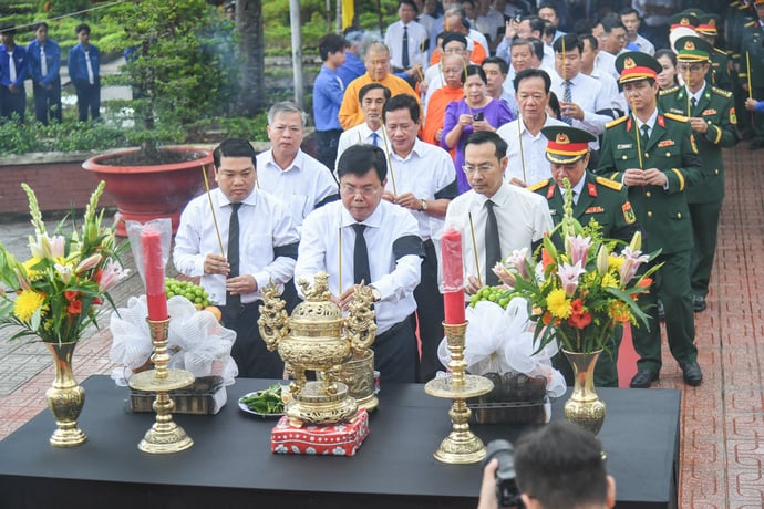 Các đại biểu thắp hương trước anh linh các anh hùng liệt sĩ.