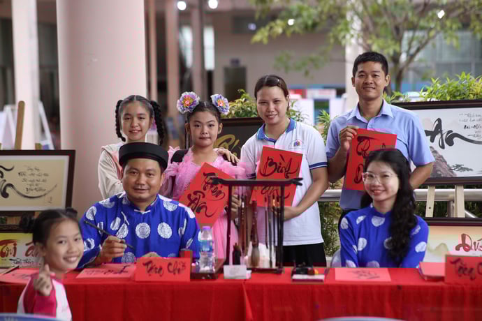 Hoạt động ông đồ vẽ thư pháp thu hút người dân đến tham gia.