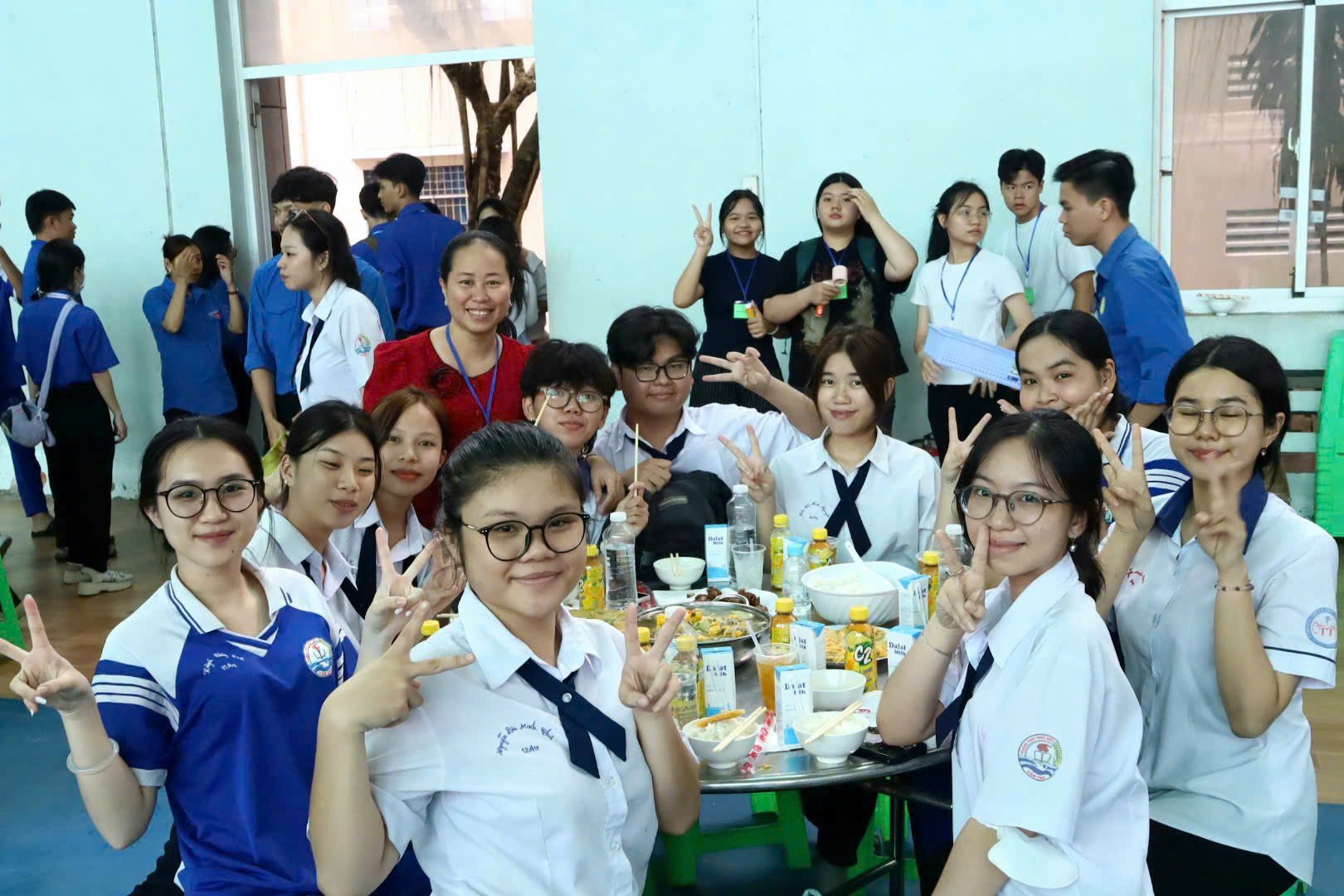 Sau giờ thi buổi sáng, thí sinh được hướng dẫn về khu vực ăn uống với sự chăm sóc tận tình của thầy cô và phụ huynh. Hoạt động này đã tiếp sức góp phần tạo nên một kỳ thi an toàn, thân thiện và đậm tính cộng đồng.