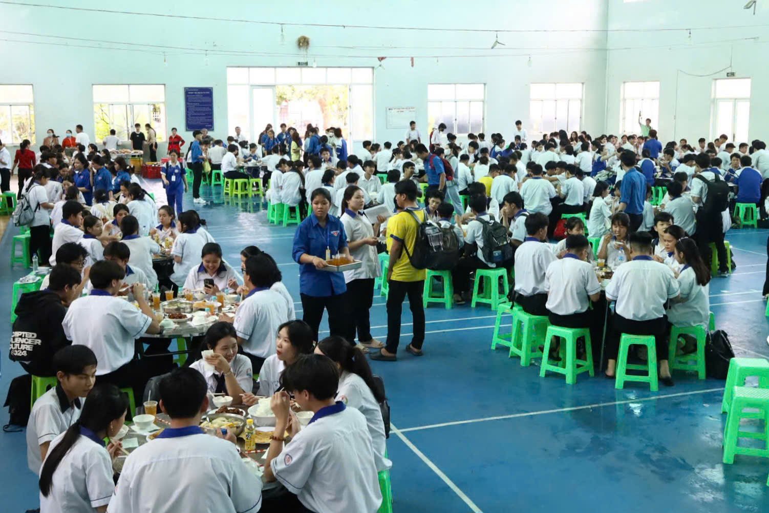 Tại điểm thi Trường THPT Thốt Nốt, quận Thốt Nốt, TP. Cần Thơ với 450 suất ăn miễn phí, đảm bảo dinh dưỡng và được tổ chức chu đáo ngay trong khuôn viên trường.