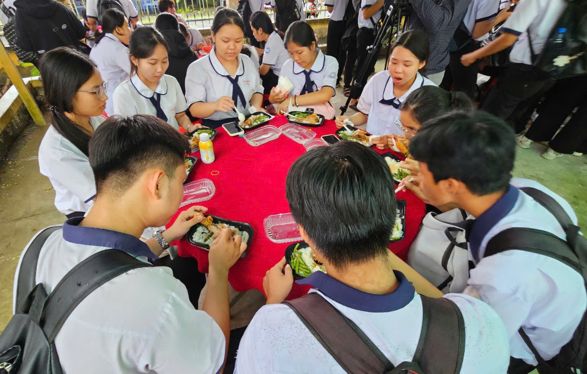Trường THPT Phan Văn Trị vận động từ nguồn xã hội hóa được trên 21 triệu đồng, 1.000 chai nước suối… phục vụ cơm trưa vào ngày thi cho học sinh.