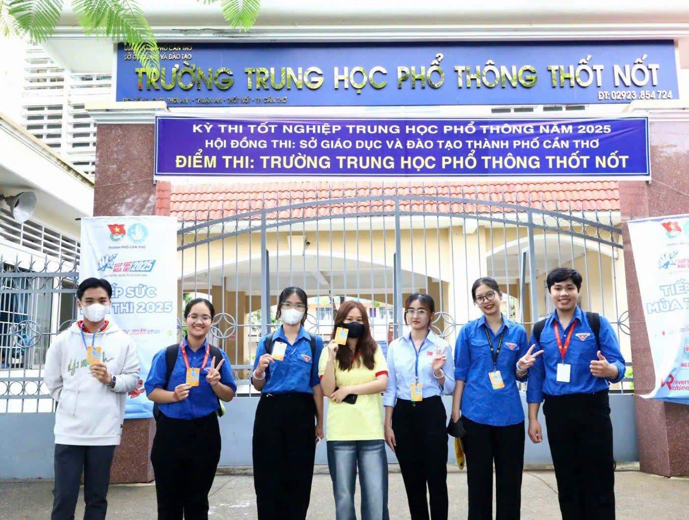 Lực lượng Đoàn Thanh niên sẵn sàng hỗ trợ thí sinh tại điểm thi Trường THPT Thốt Nốt.