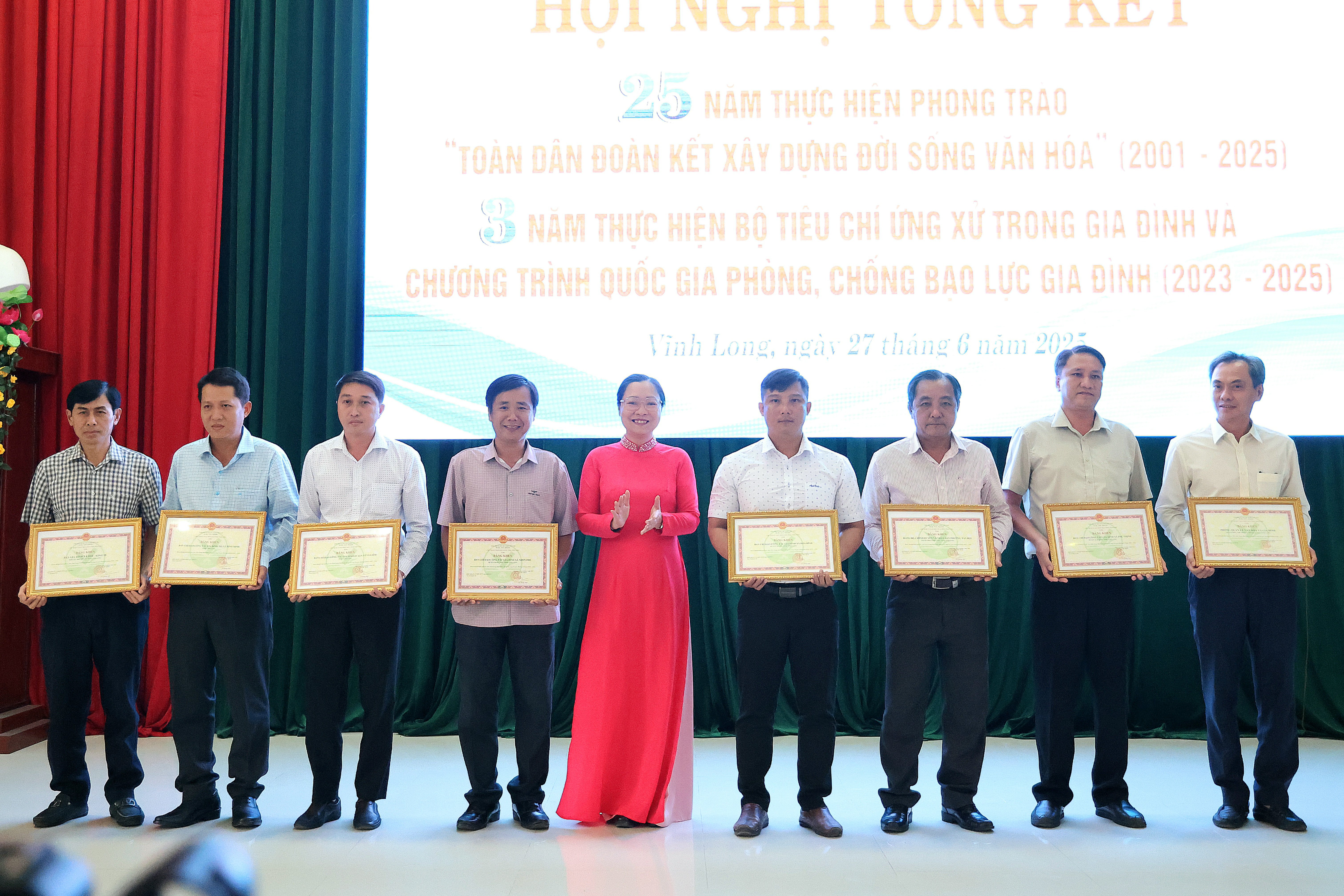 Bà Nguyễn Thị Quyên Thanh - Phó Chủ tịch UBND tỉnh Vĩnh Long trao Bằng khen của Chủ tịch UBND tỉnh cho các tập thể có thành tích tiêu biểu trong thực hiện công tác gia đình giai đoạn 2022-2025.