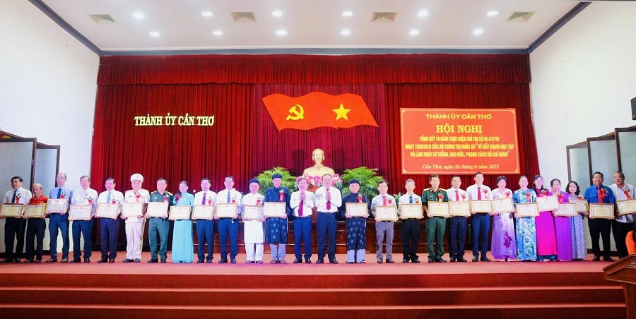 Trao Bằng khen của Chủ tịch UBND thành phố cho các tập thể tiêu biểu, xuất sắc trong học tập và làm theo tư tưởng, đạo đức, phong cách Hồ Chí Minh giai đoạn 2016-2025.