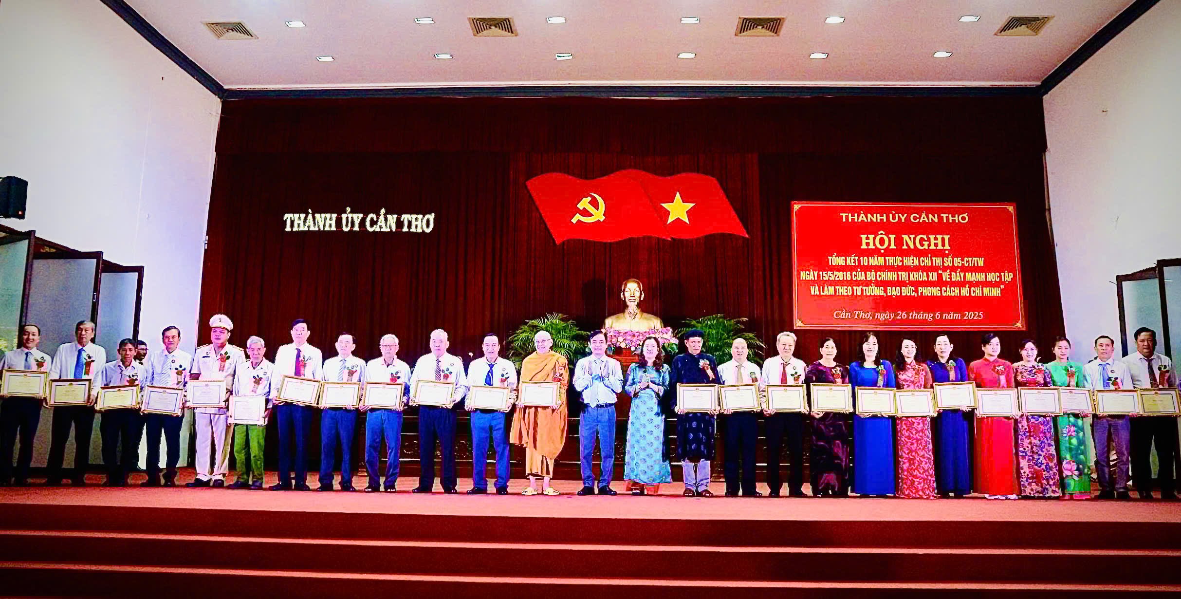 Trao Bằng khen của Chủ tịch UBND thành phố cho các cá nhân tiêu biểu, xuất sắc trong học tập và làm theo tư tưởng, đạo đức, phong cách Hồ Chí Minh giai đoạn 2016-2025.