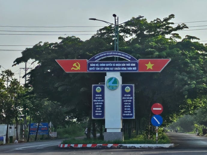 Trụ đèn chiếu sáng công cộng giữa dải phân cách đoạn đi qua thị trấn Thới Bình (từ cầu Láng Trâm đến cầu Bà Đặng).