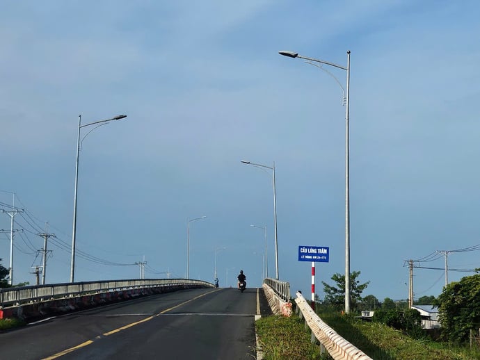 Trụ đèn chiếu sáng công cộng đoạn đi qua thị trấn Thới Bình ( tuyến Xuyên Á)