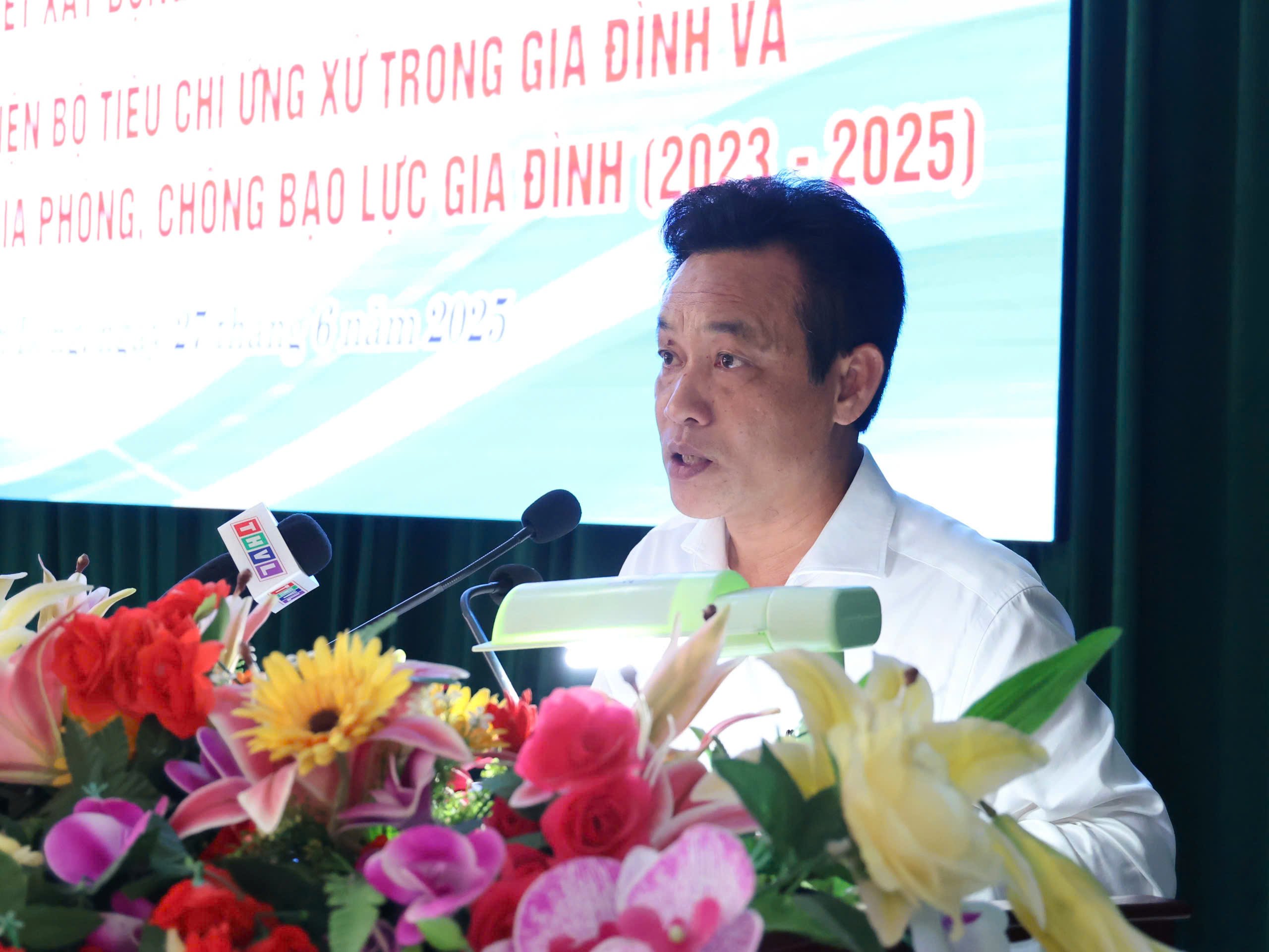 Ông Phạm Minh Hoàng - Quyền Giám đốc Sở Văn hóa, Thể thao và Du lịch tỉnh Vĩnh Long phát biểu tại hội nghị.