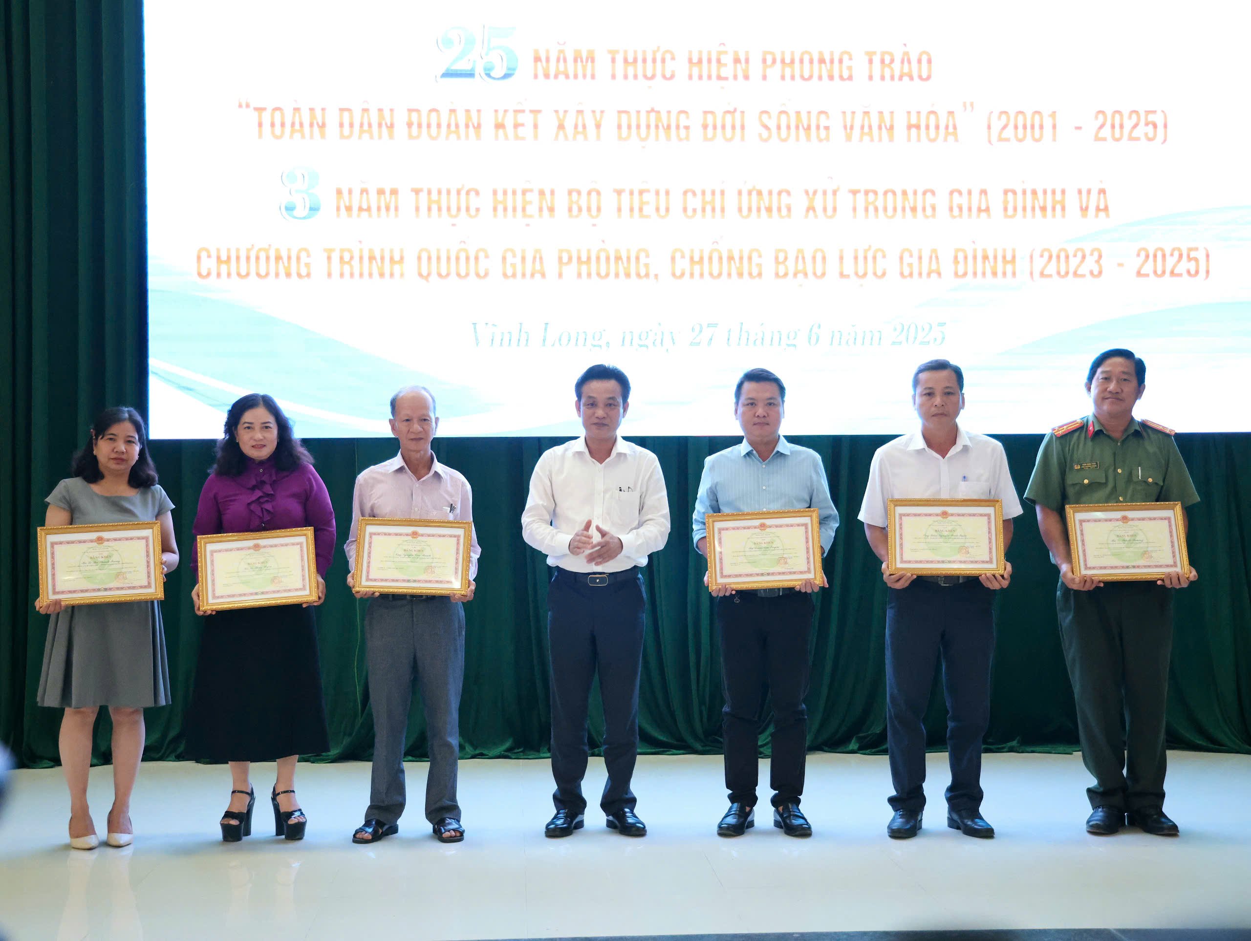 Ông Phạm Minh Hoàng - Quyền Giám đốc Sở Văn hóa, Thể thao và Du lịch tỉnh Vĩnh Long trao Bằng khen của Chủ tịch UBND tỉnh cho các cá nhân có thành tích tiêu biểu trong thực hiện công tác gia đình giai đoạn 2022-2025.