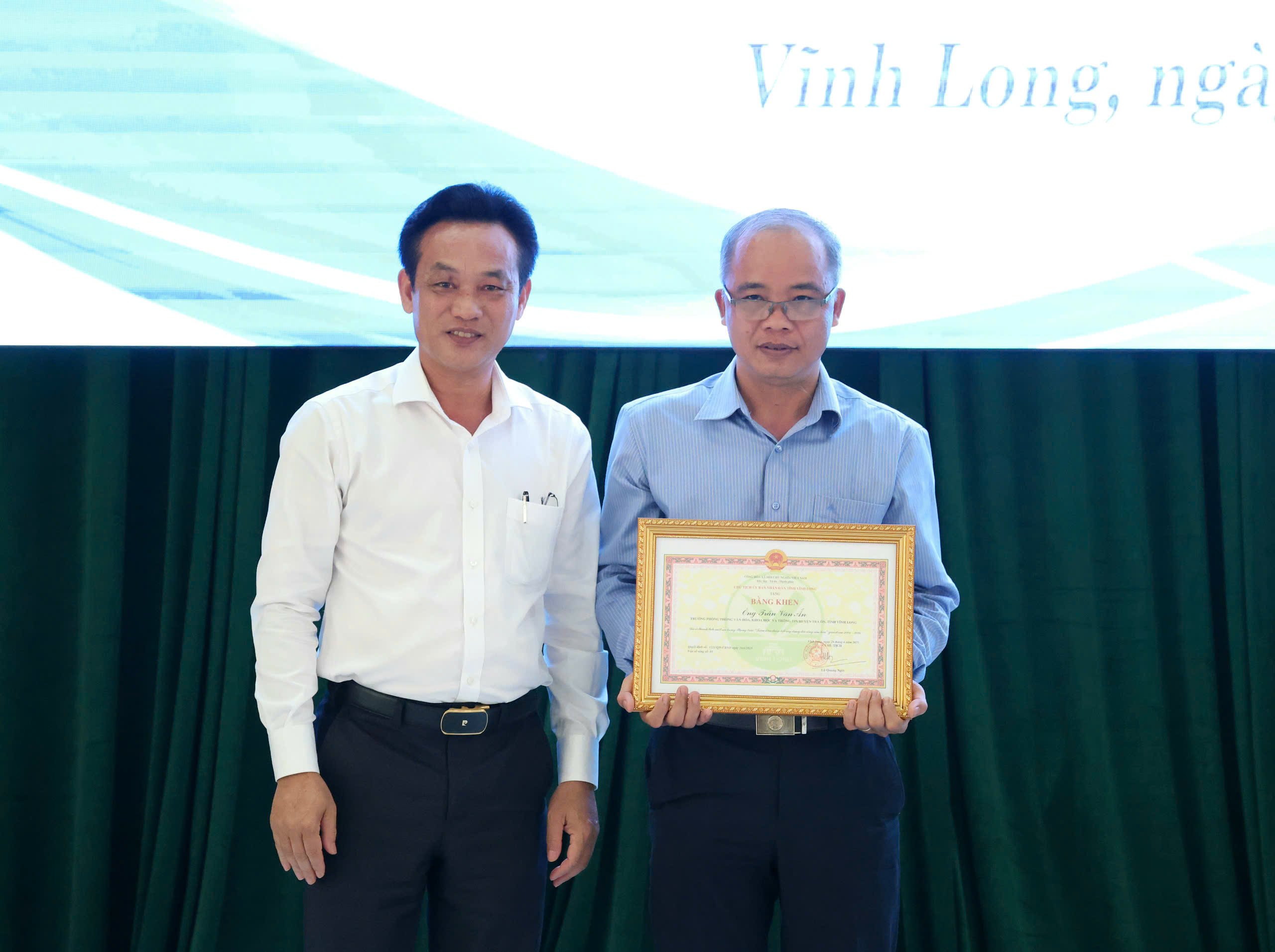 Ông Phạm Minh Hoàng - Quyền Giám đốc Sở Văn hóa, Thể thao và Du lịch tỉnh Vĩnh Long trao Bằng khen của Chủ tịch UBND tỉnh cho cá nhân có thành tích xuất sắc trong phong trào “Toàn dân đoàn kết xây dựng đời sống văn hóa” giai đoạn 2001-2026.
