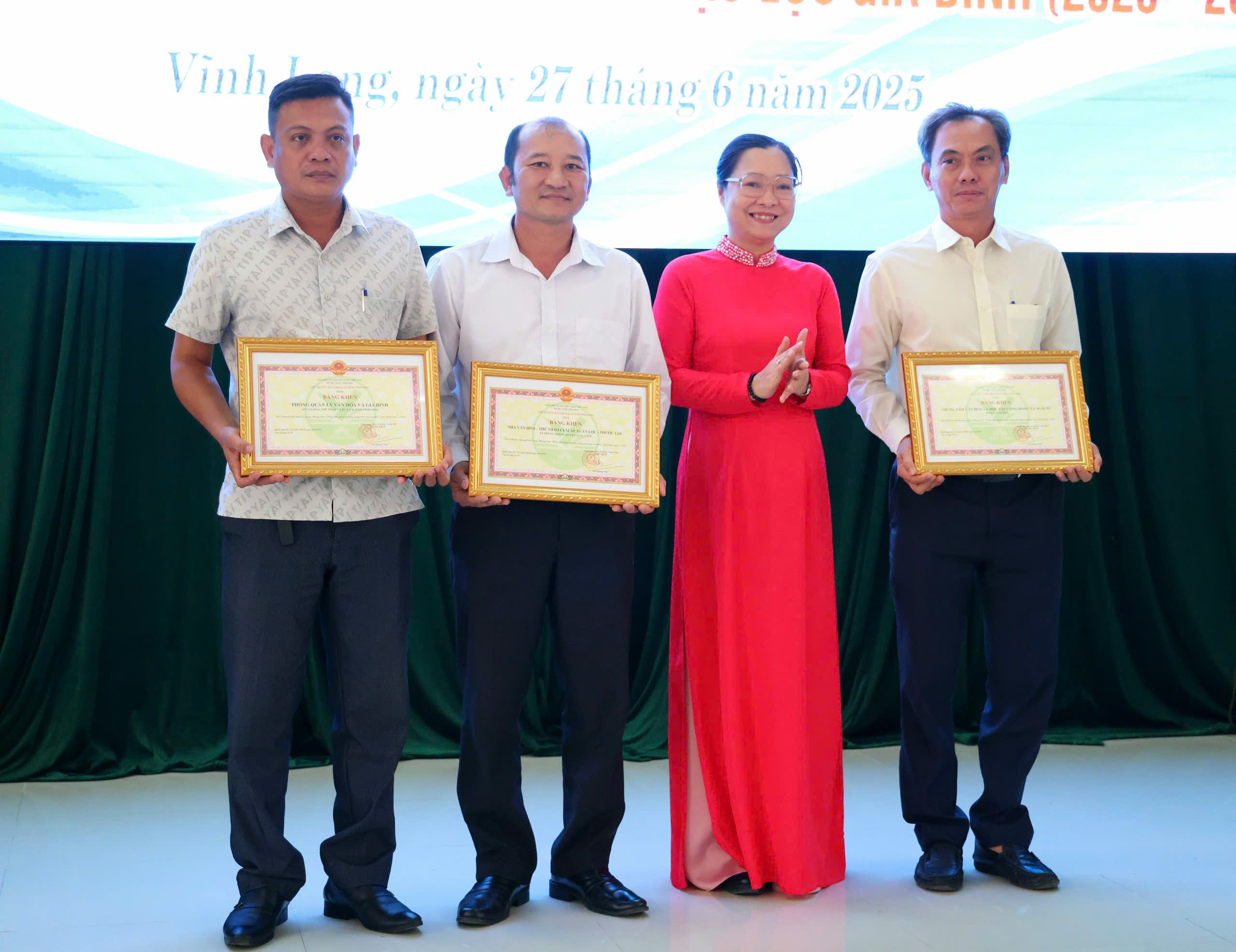 Bà Nguyễn Thị Quyên Thanh - Phó Chủ tịch UBND tỉnh Vĩnh Long trao Bằng khen của Chủ tịch UBND tỉnh cho các tập thể có thành tích xuất sắc trong phong trào “Toàn dân đoàn kết xây dựng đời sống văn hóa” giai đoạn 2001-2026.