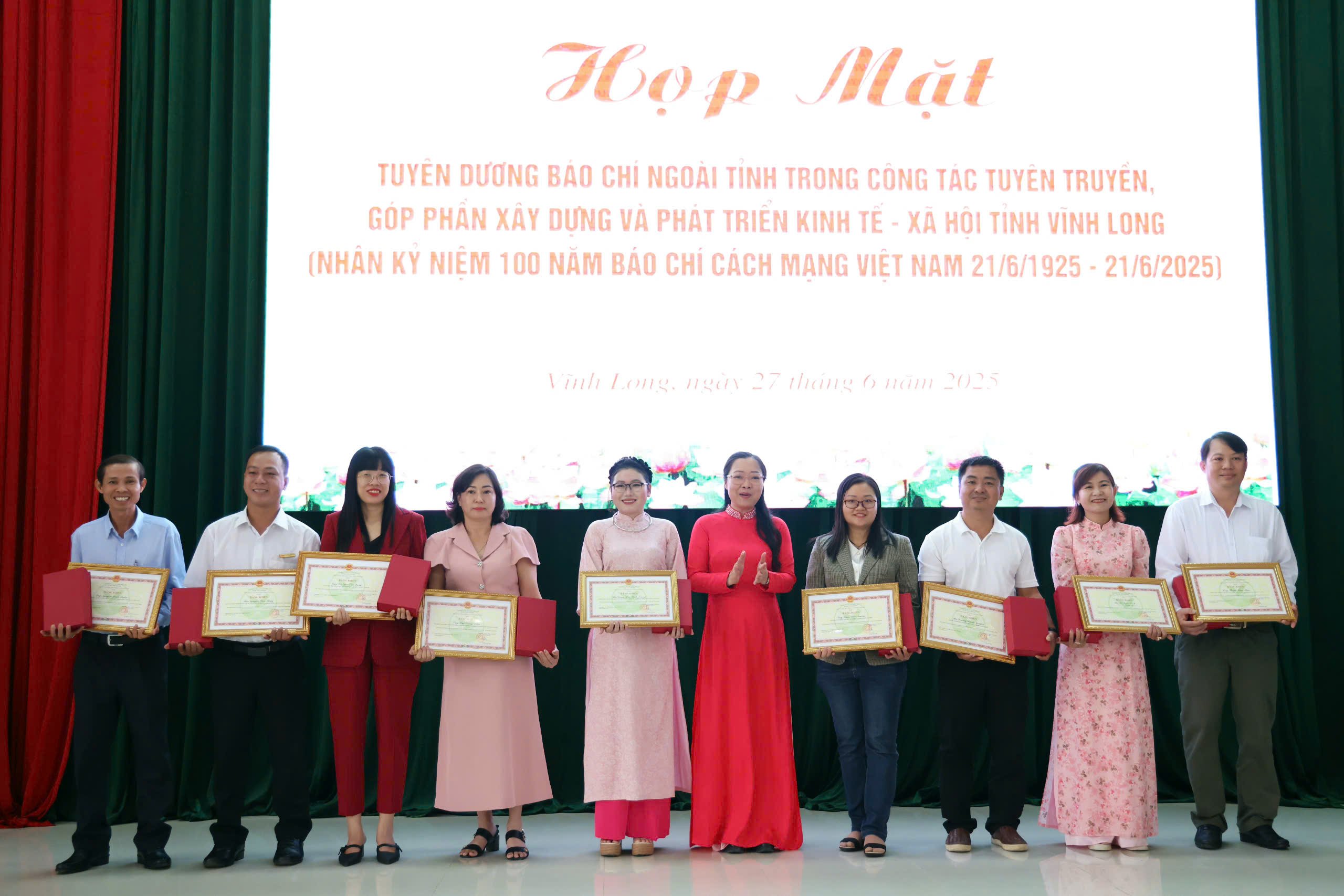 Bà Nguyễn Thị Quyên Thanh - Phó Chủ tịch UBND tỉnh Vĩnh Long trao tặng Bằng khen của Chủ tịch UBND tỉnh Vĩnh Long cho các cá nhân đã có nhiều đóng góp xuất sắc trong công tác tuyên truyền, góp phần thúc đẩy sự phát triển kinh tế - xã hội của tỉnh.