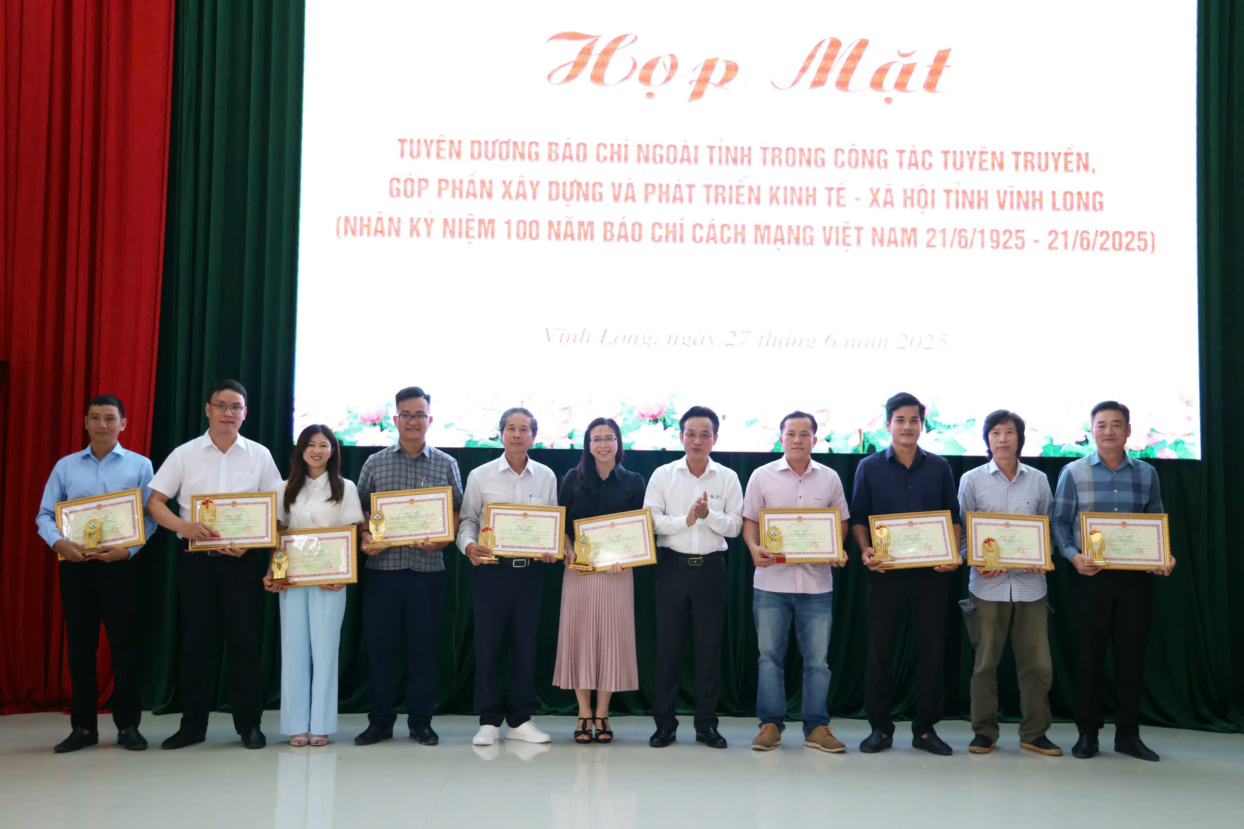 Ông Phạm Minh Hoàng - Quyền Giám đốc Sở Văn hóa, Thể thao và Du lịch tỉnh Vĩnh Long trao tặng Bằng khen của Chủ tịch UBND tỉnh Vĩnh Long cho các cá nhân đã có nhiều đóng góp xuất sắc trong công tác tuyên truyền, góp phần thúc đẩy sự phát triển kinh tế - xã hội của tỉnh.