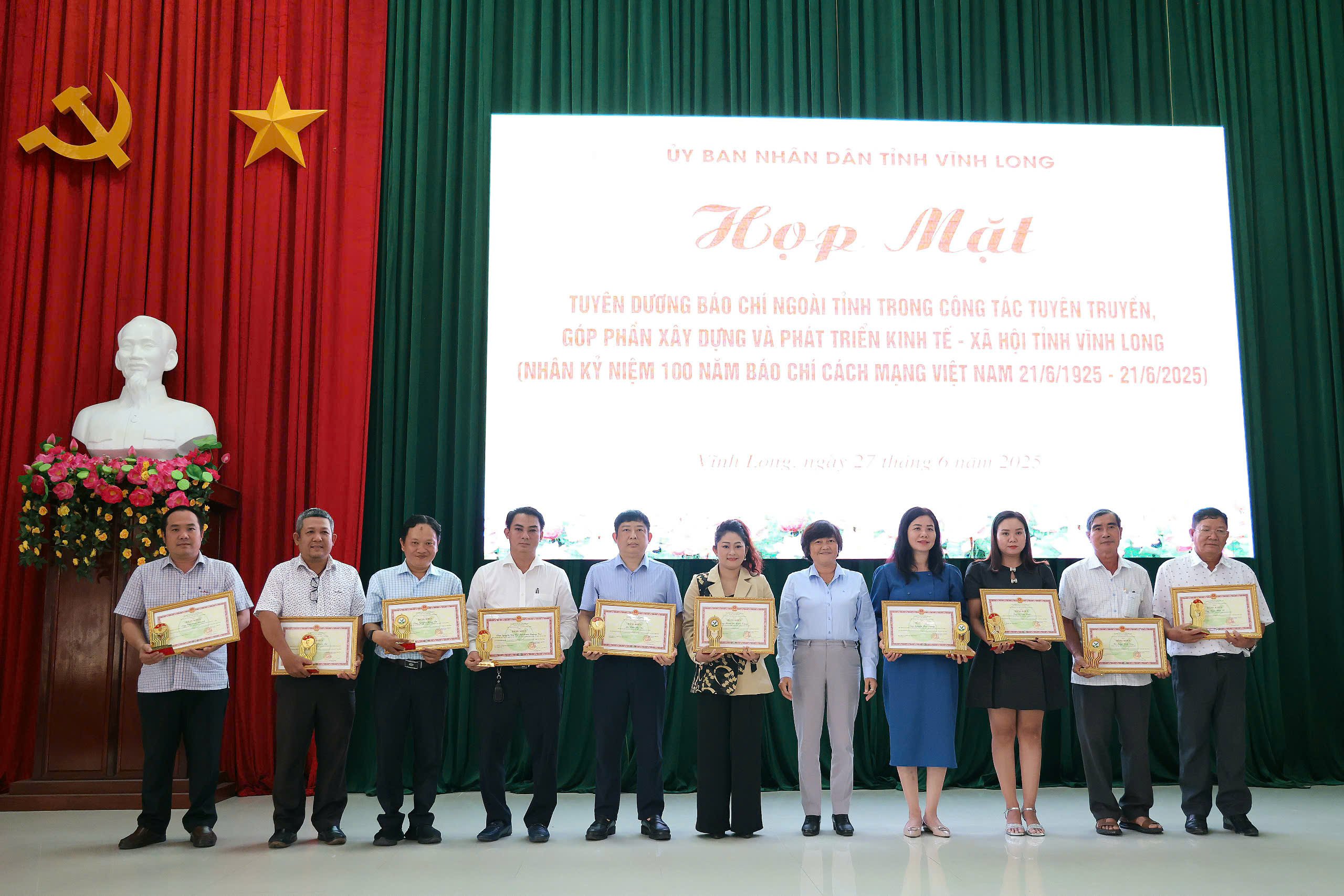 Bà Huỳnh Thị Mỹ Hà - Phó Giám đốc Sở GD&ĐT Vĩnh Long trao tặng Bằng khen của Chủ tịch UBND tỉnh Vĩnh Long cho các cá nhân đã có nhiều đóng góp xuất sắc trong công tác tuyên truyền, góp phần thúc đẩy sự phát triển kinh tế - xã hội của tỉnh.