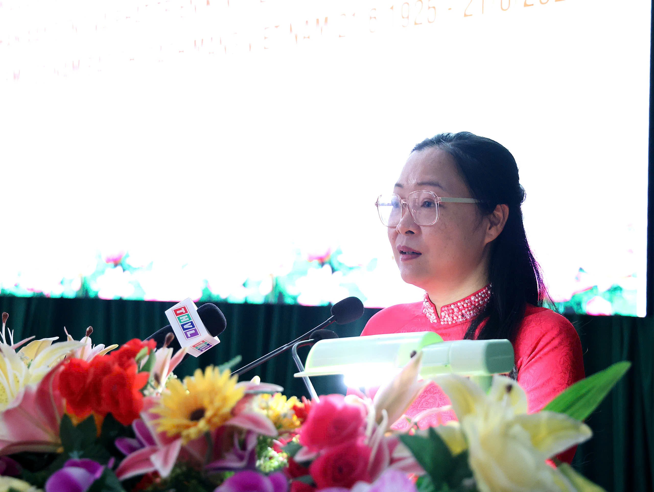 Bà Nguyễn Thị Quyên Thanh - Phó Chủ tịch UBND tỉnh Vĩnh Long phát biểu tại buổi họp mặt.