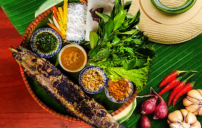 Cá lóc được ăn kèm bún và các loại rau.