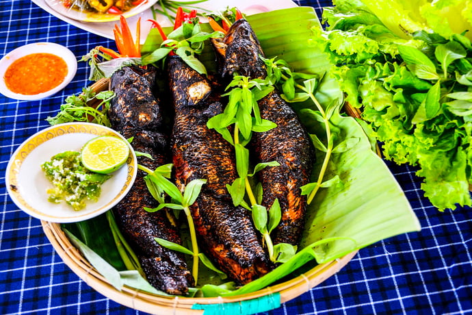 Cá lóc nướng trui.