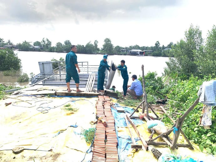 Nhà của người dân bị sụp và rơi xuống sông hoàn toàn.