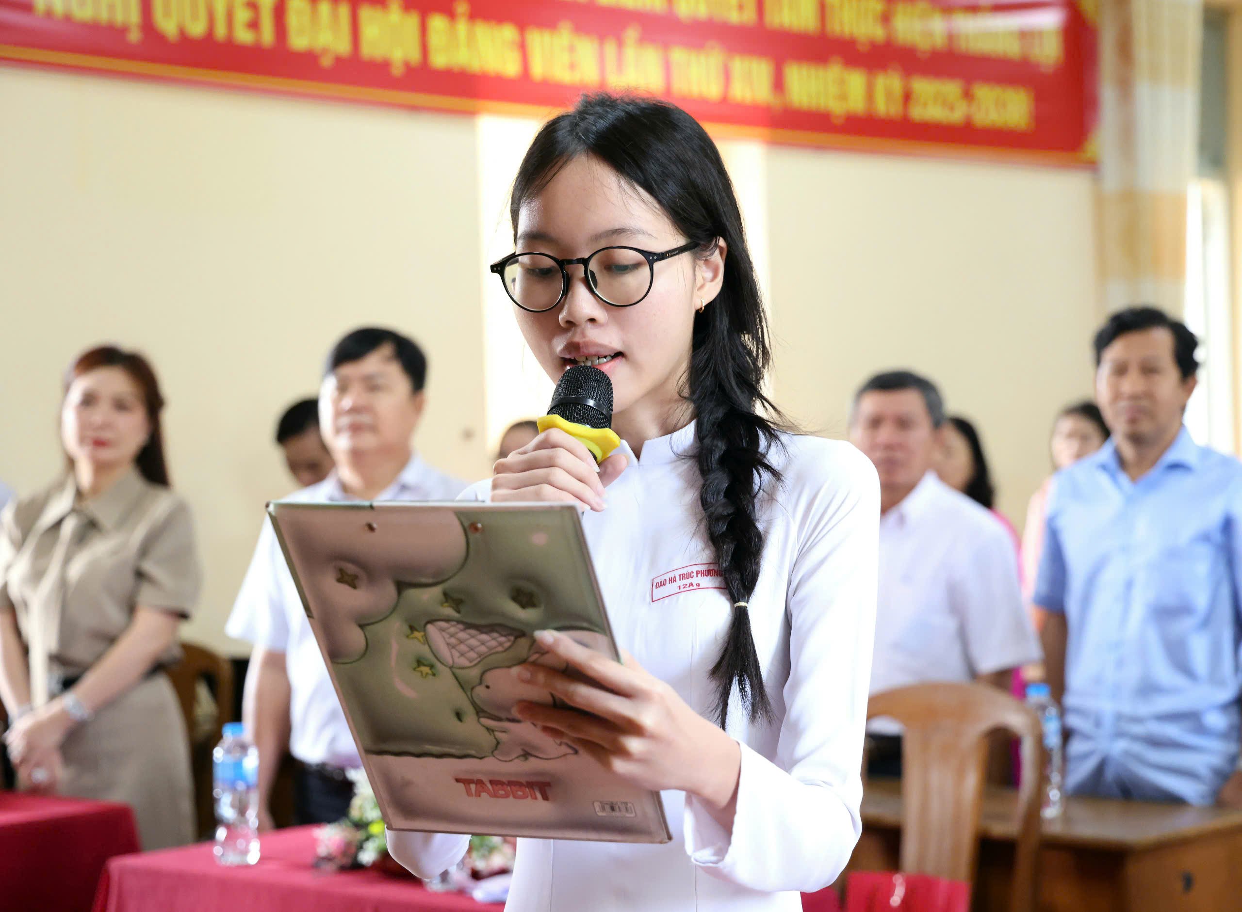 Em Đào Hà Trúc Phương - học sinh lớp 12A9, Trường THPT Châu Văn Liêm đọc lời tuyên thệ.