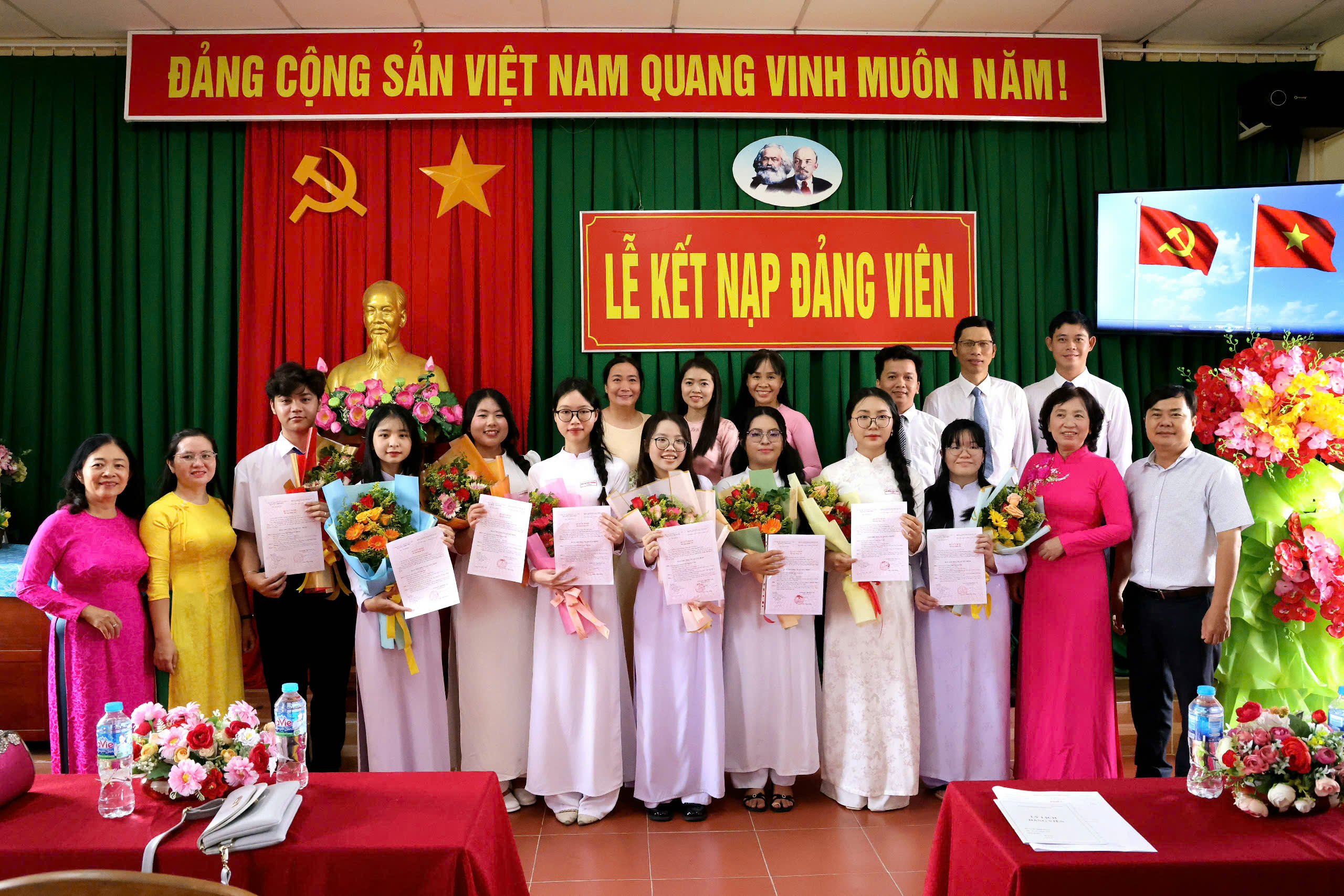 Các em học sinh vừa được vinh dự kết nạp Đảng chụp hình lưu niệm cùng Ban Giám hiệu và giáo viên.