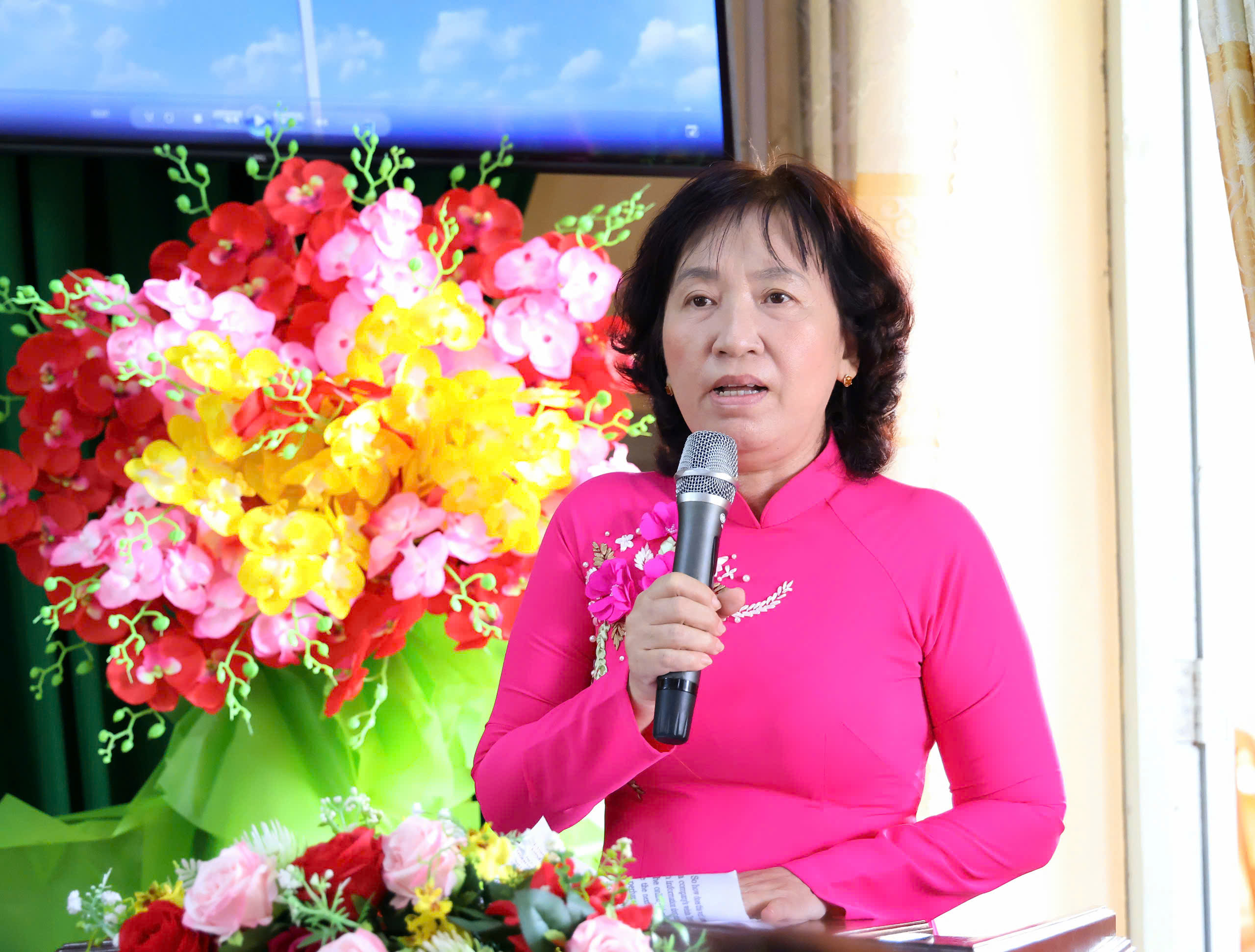 Cô Trần Thị Lụa - Bí thư Đảng ủy, Hiệu trưởng Trường THPT Châu Văn Liêm phát biểu tại buổi lễ.
