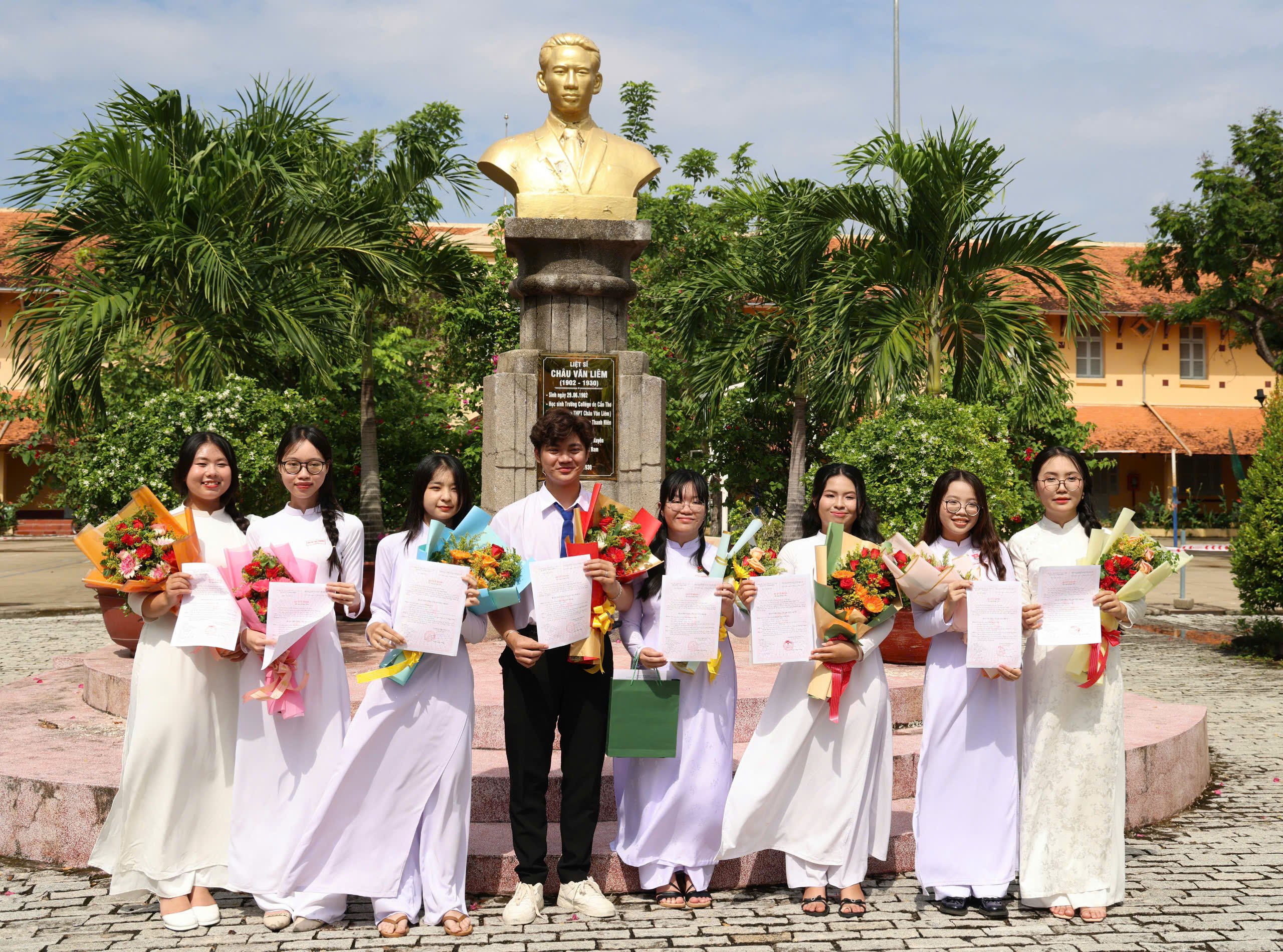 Các em học sinh vừa được vinh dự kết nạp Đảng chụp hình lưu niệm trước tượng Nhà cách mạng Châu Văn Liêm.