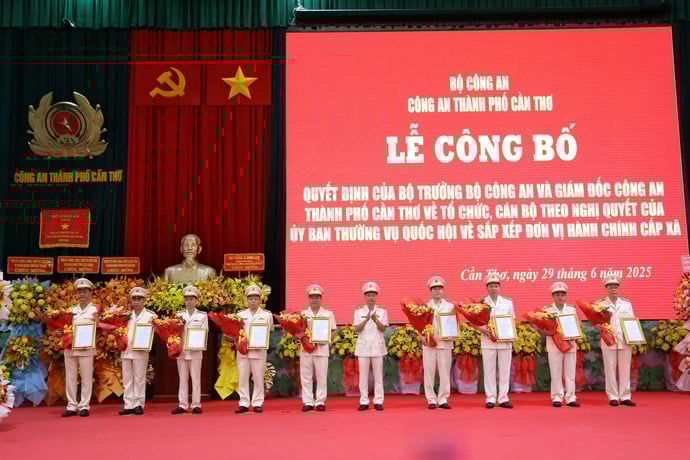 Thiếu tướng Huỳnh Việt Hòa, Giám đốc Công an TP Cần Thơ trao Quyết định của Bộ trưởng Bộ Công an về công tác cán bộ đối với các Phó Giám đốc Công an thành phố