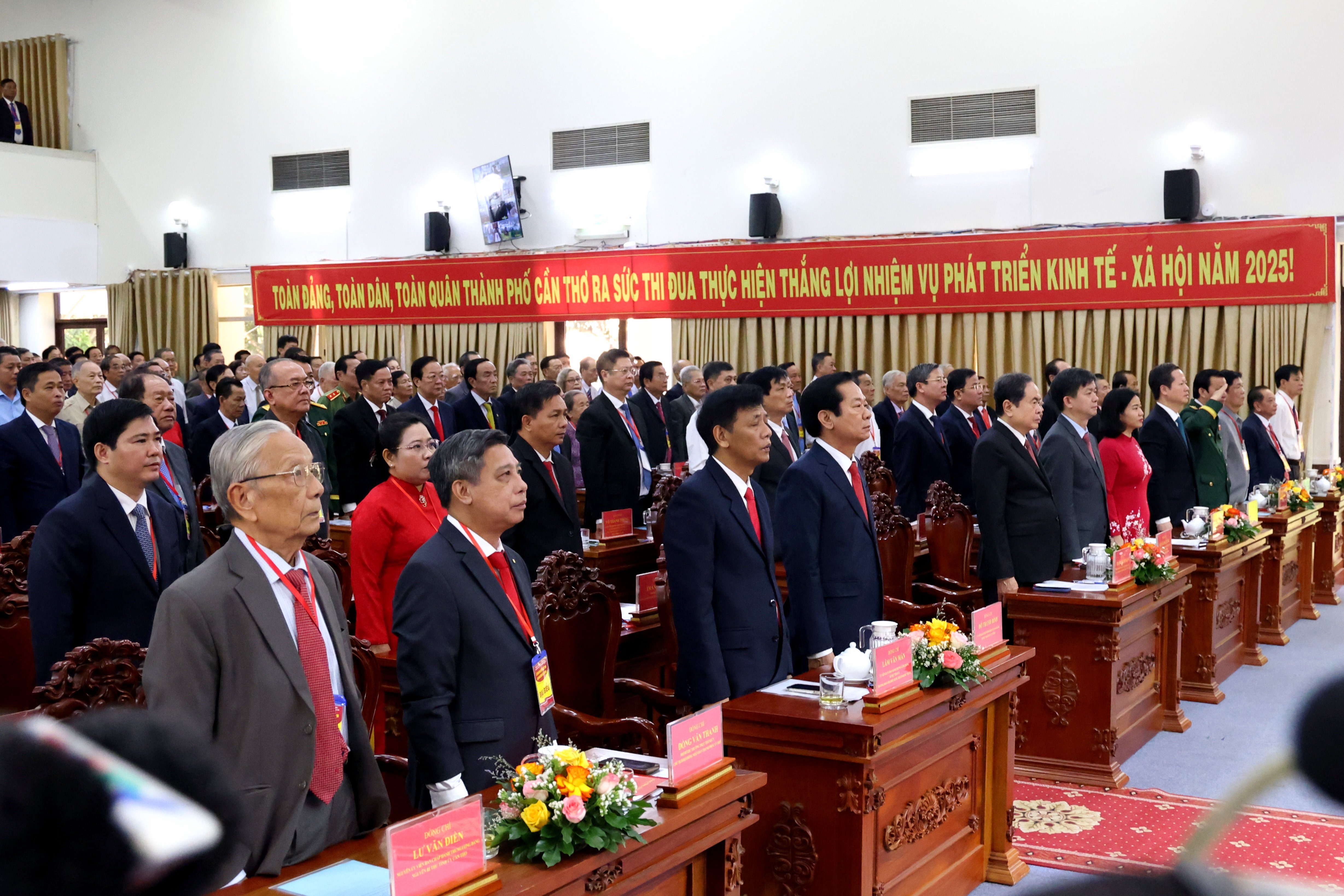 Các đại biểu tham dự buổi lễ thực hiện nghi thức chào cờ.