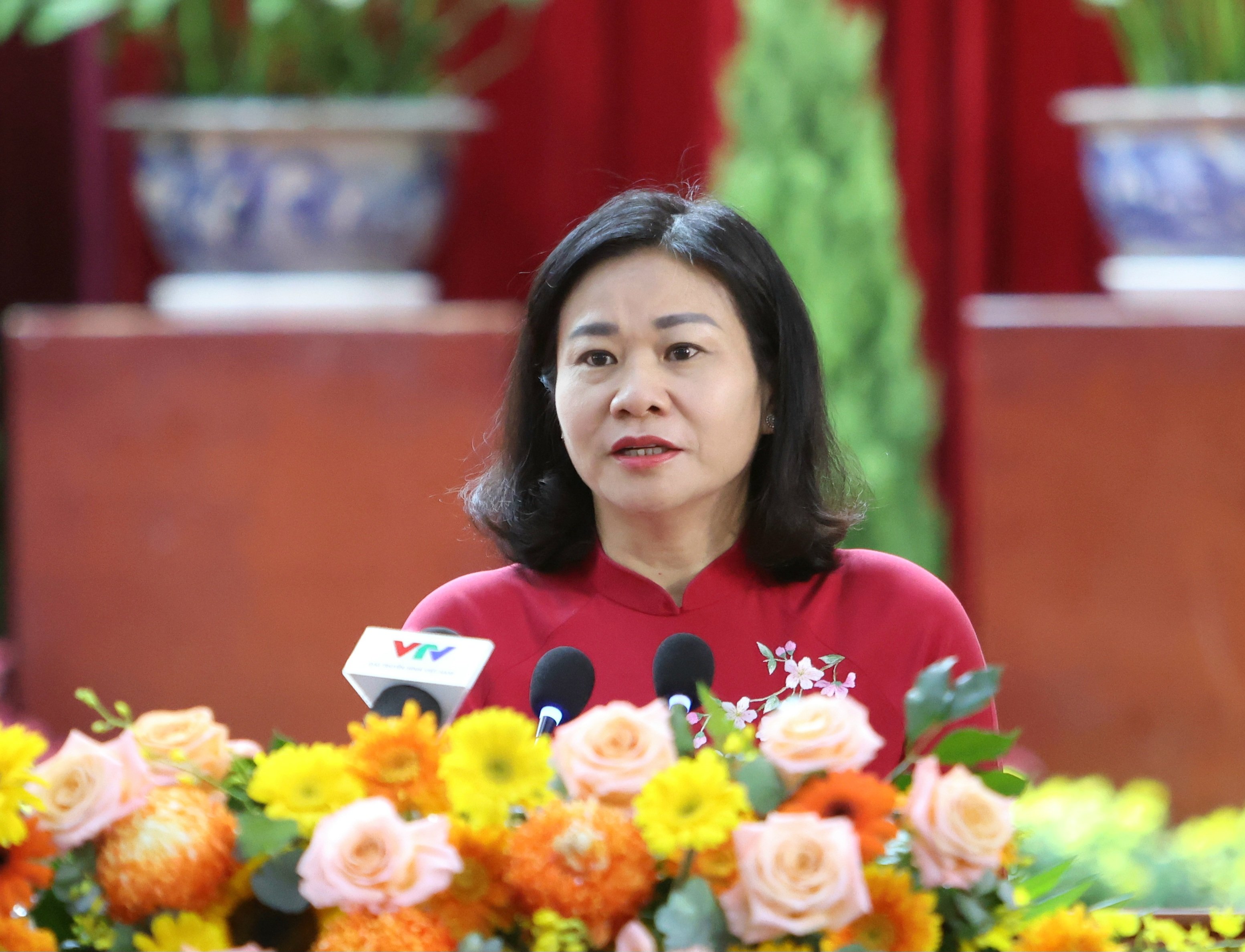 Bà Nguyễn Thị Tuyến - Ủy viên BTV Đảng ủy MTTQ, các đoàn thể Trung ương, Chủ tịch Hội Liên hiệp Phụ nữ Việt Nam công bố các Nghị quyết.