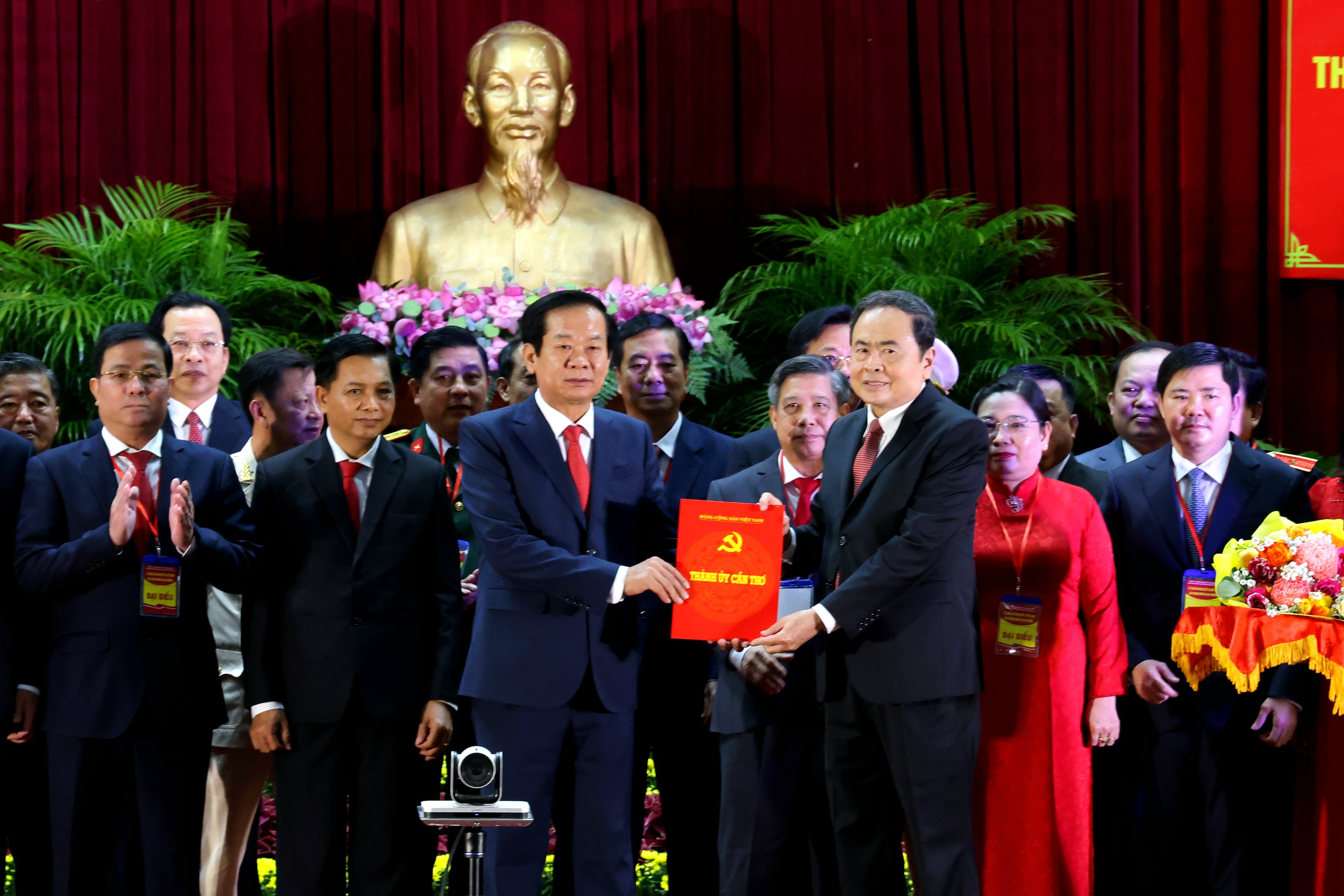 Chủ tịch Quốc hội Trần Thanh Mẫn trao quyết định chỉ định ông Đỗ Thanh Bình - Uỷ viên BCH Trung ương Đảng giữ chức Bí thư Thành ủy Cần Thơ (mới).