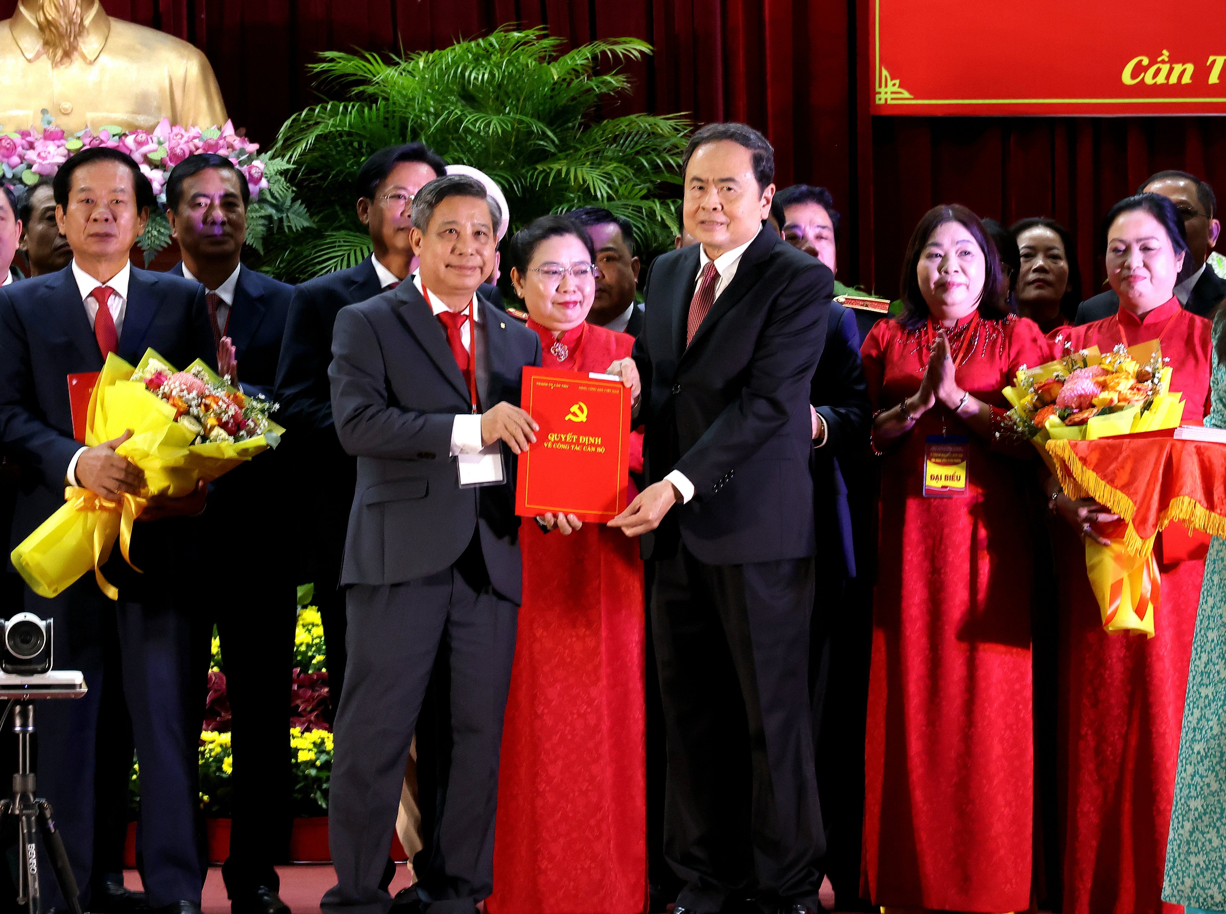 Chủ tịch Quốc hội Trần Thanh Mẫn trao quyết định, chỉ định ông Đồng Văn Thanh - Phó Bí thư Thường trực Thành ủy giữ chức vụ Chủ tịch HĐND TP Cần Thơ nhiệm kỳ 2021 - 2026.