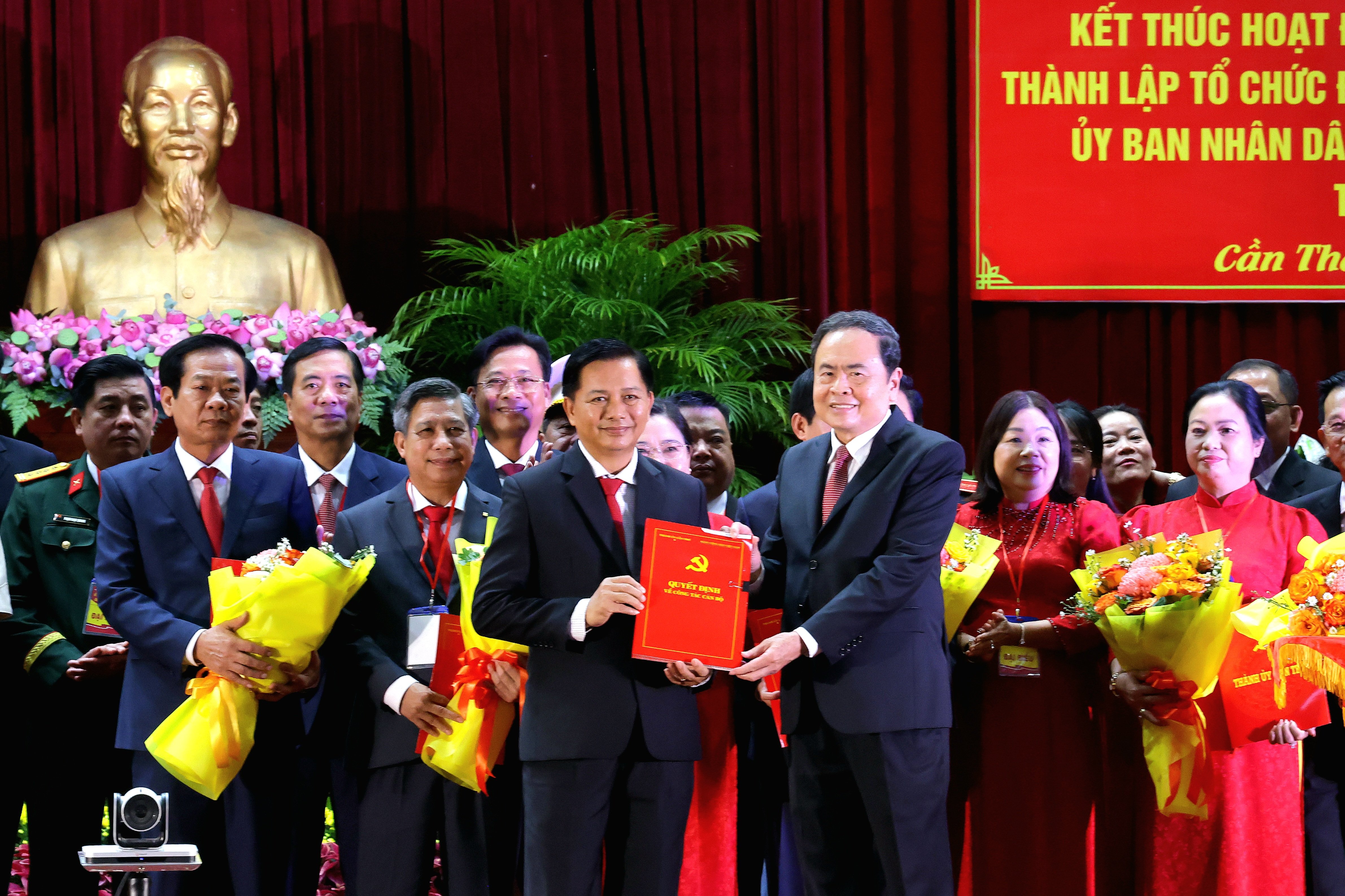Chủ tịch Quốc hội Trần Thanh Mẫn trao quyết định chỉ định ông Trần Văn Lâu giữ chức vụ Chủ tịch Ủy ban Nhân dân TP. Cần Thơ (mới).