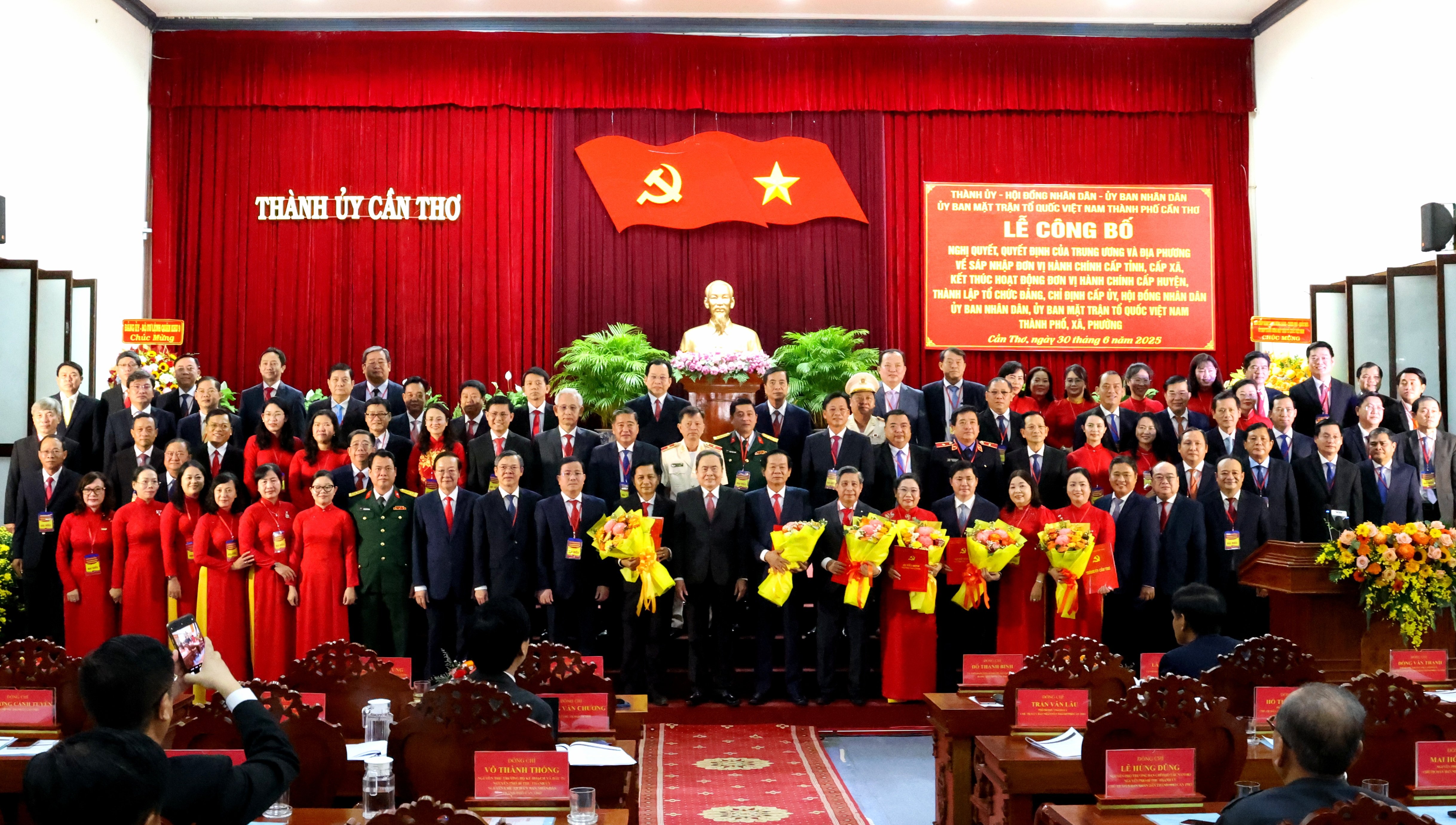 Chủ tịch Quốc hội Trần Thanh Mẫn trao Nghị quyết của Bộ Chính trị chỉ định Ban Chấp hành Đảng bộ TP. Cần Thơ gồm 79 đồng chí.