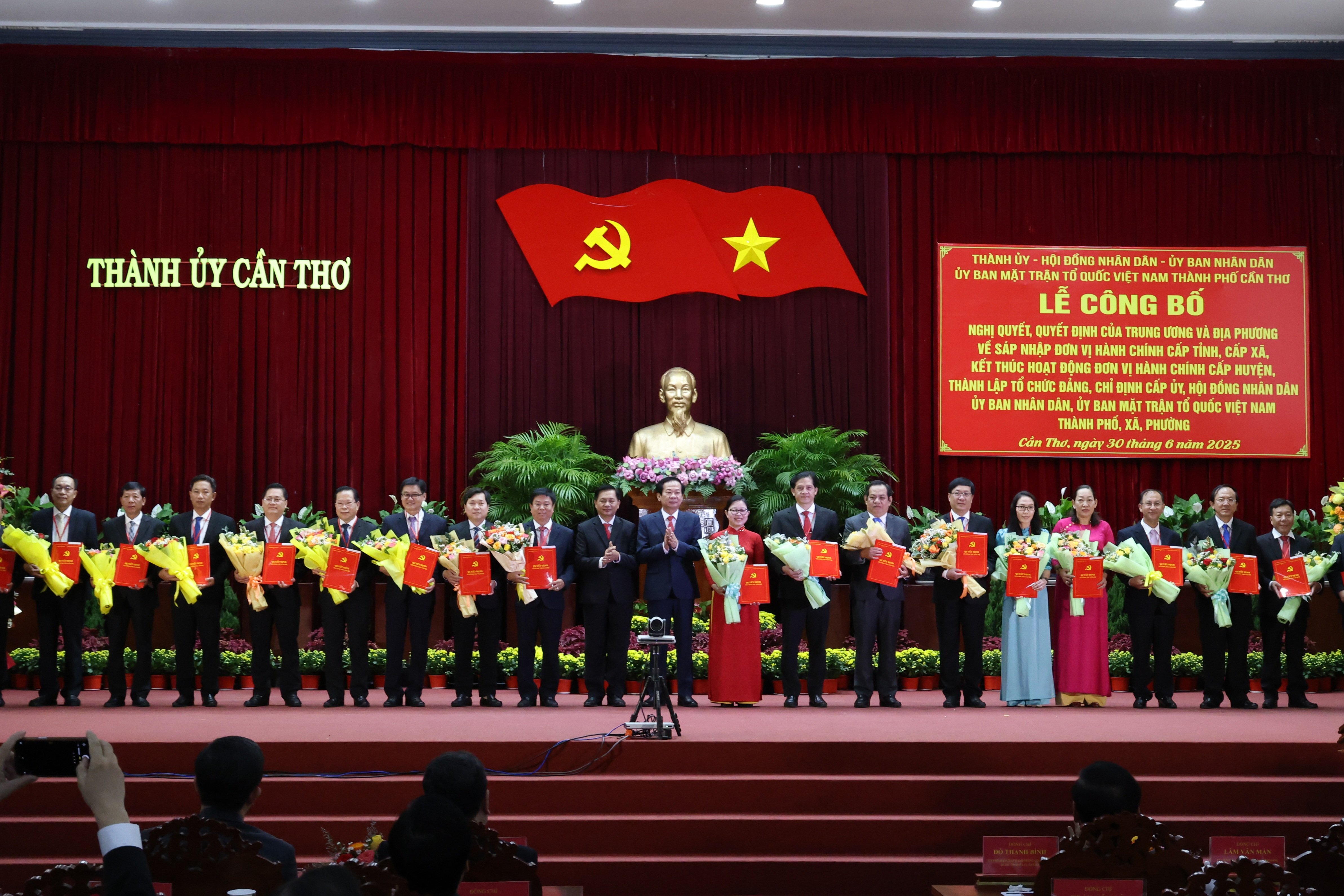 Ông Đỗ Thanh Bình - Ủy viên BCH Trung ương Đảng, Bí thư Thành ủy Cần Thơ và ông Trần Văn Lâu - Phó Bí thư Thành ủy, Chủ tịch UBND TP. Cần Thơ trao quyết định thành lập đảng bộ và chỉ định nhân sự các xã, phường mới.