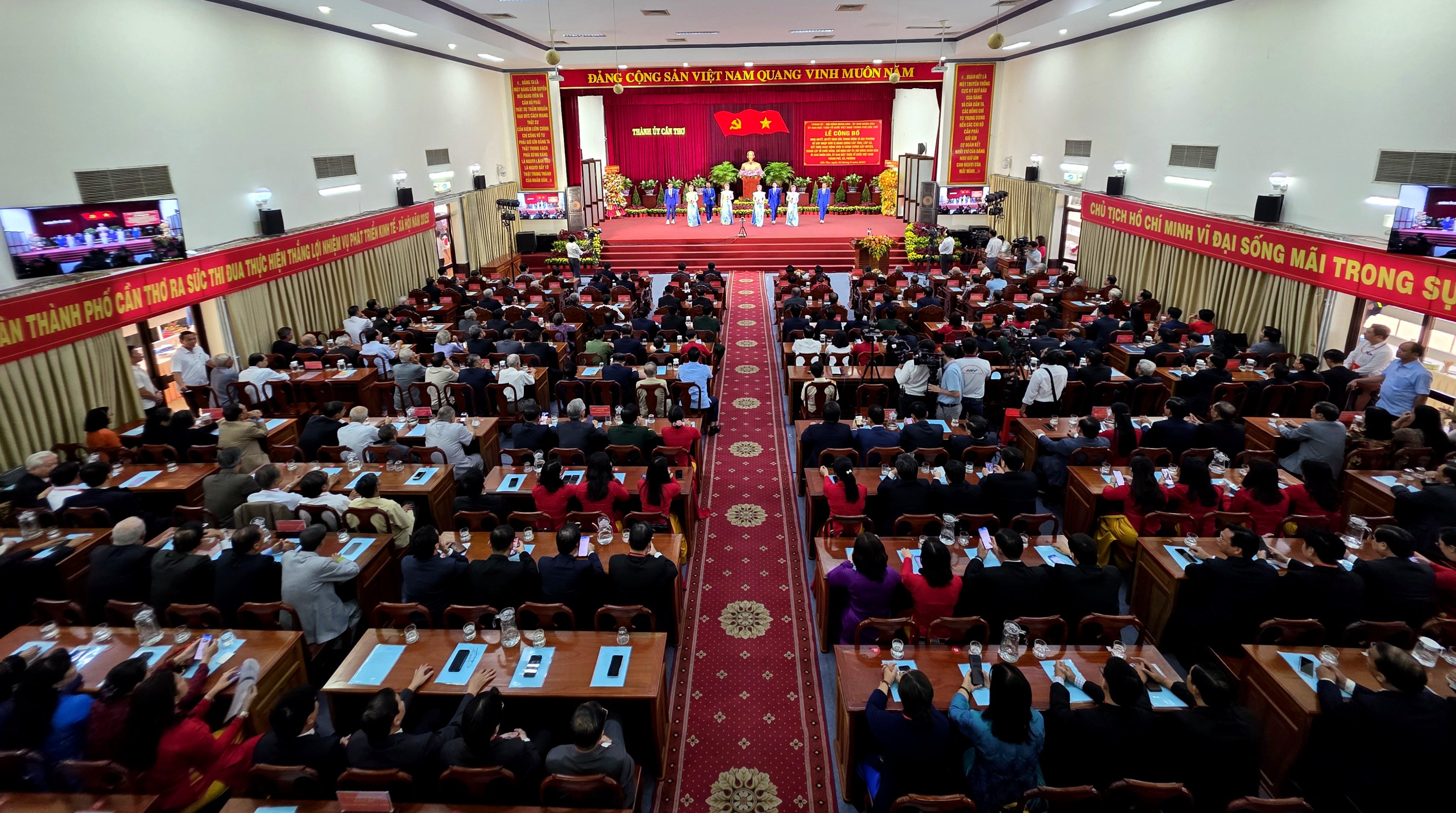Toàn cảnh Lễ công bố Nghị quyết, Quyết định của Trung ương và địa phương về sáp nhập đơn vị hành chính cấp tỉnh, cấp xã, thành lập tổ chức đảng, chỉ định cấp ủy, HĐND, UBND, Ủy ban MTTQ Việt Nam thành phố, xã, phường.