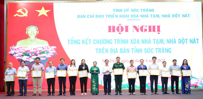 Bà Hồ Thị Cẩm Đào và ông Trần văn Lâu trao Bằng khen cho các đơn vị