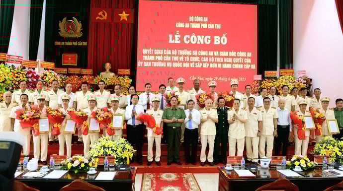 Các đại biểu chụp ảnh lưu niệm cùng Ban Giám đốc Công an TP Cần Thơ