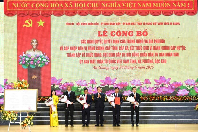 Phó Thủ tướng Chính phủ Mai Văn Chính trao Quyết định của Bộ Chính trị thành lập Đảng bộ tỉnh An Giang