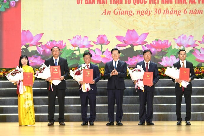 Trao Quyết định của Bộ Chính trị chỉ định Bí thư, các Phó Bí thư Tỉnh ủy An Giang nhiệm kỳ 2020 – 2025