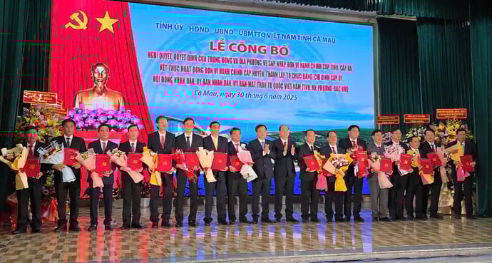 Lãnh đạo tỉnh Cà Mau trao Quyết định của Trung ương và địa phương về sáp nhập đơn vị hành chính cấp xã, phường mới của tỉnh.