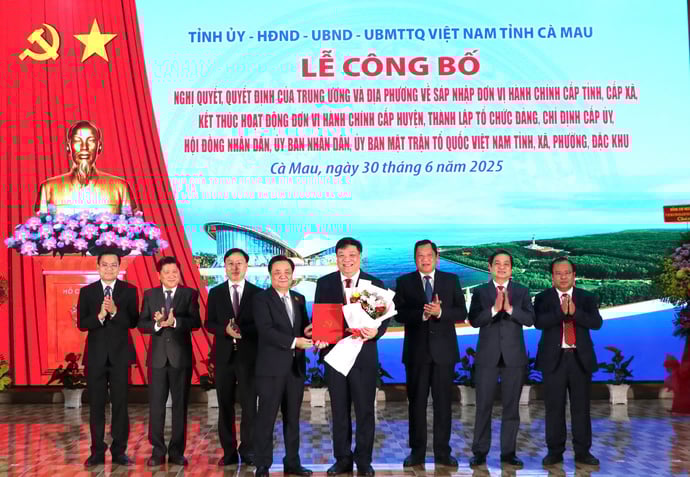 Phó Chủ tịch Quốc hội Lê Minh Hoan trao Quyết định cho Ban Lãnh đạo UBND tỉnh Cà Mau mới.