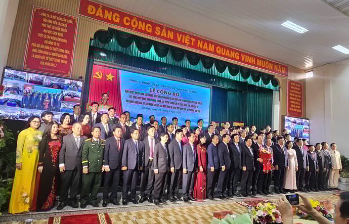 Ban chấp hành Đảng Bộ Tỉnh Cà Mau mới ra mắt và chụp hình lưu niệm.