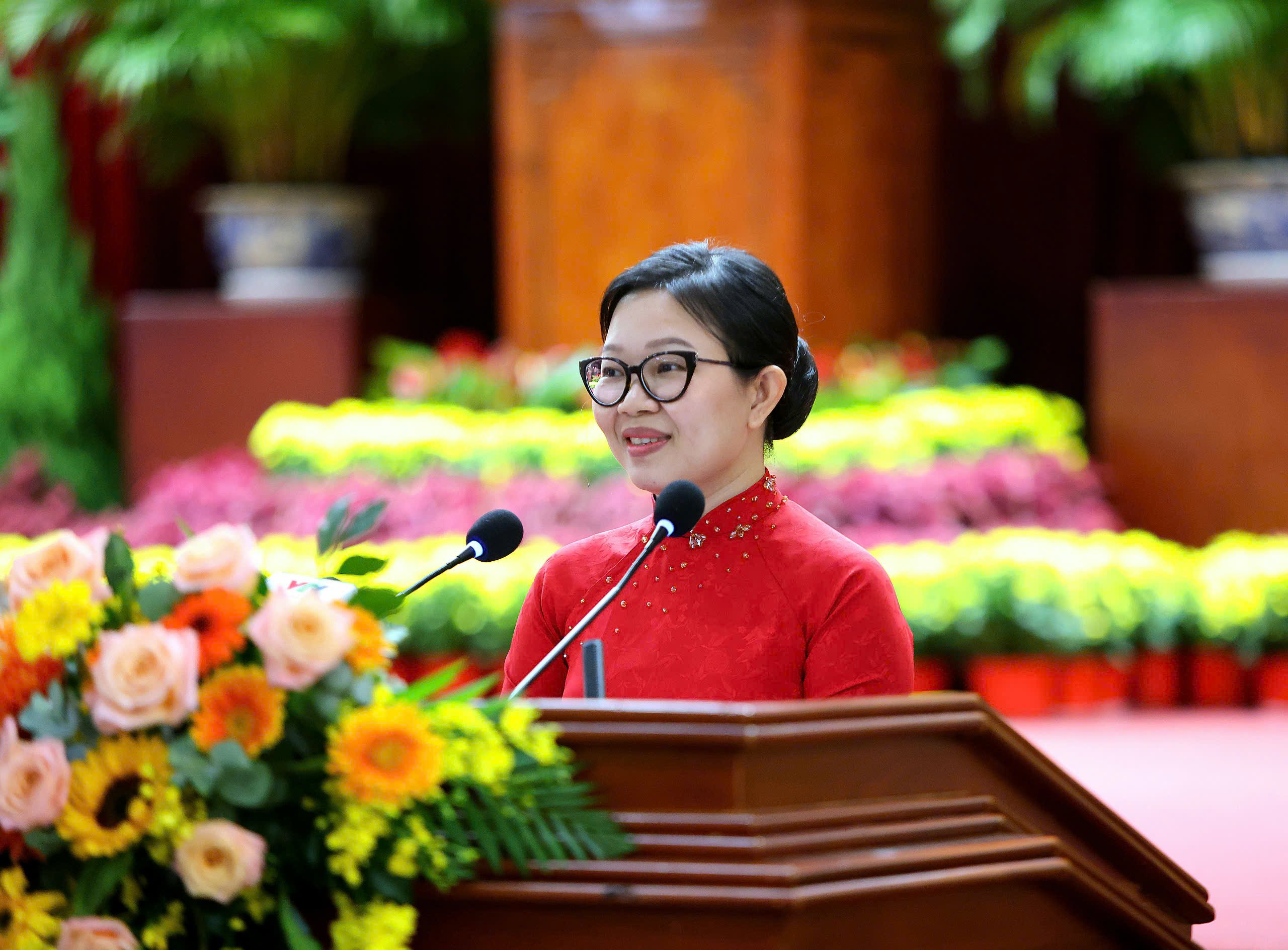 Bà Trần Thị Vĩnh Nghi - Bí thư Đảng ủy phường Ninh Kiều đại diện lãnh đạo cấp xã, phường phát biểu.