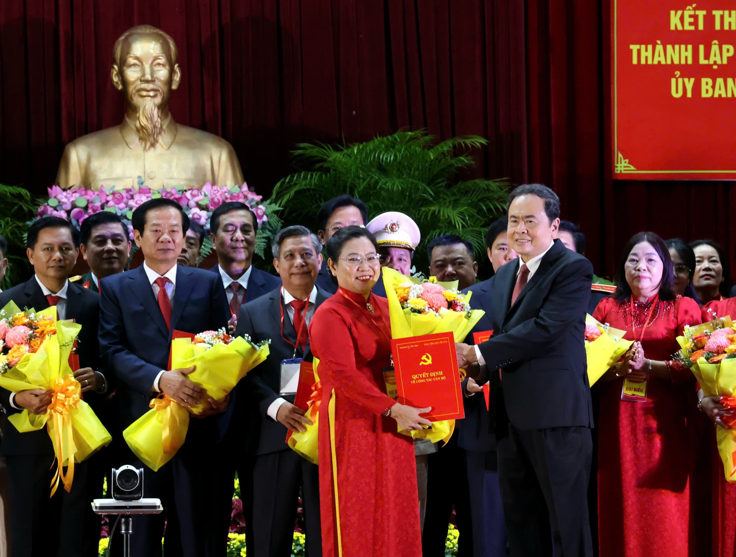 Chủ tịch Quốc hội Trần Thanh Mẫn trao quyết định chỉ định bà Hồ Thị Cẩm Đào giữ chức vụ Chủ tịch Ủy ban Mặt trận Tổ quốc Việt Nam thành phố.