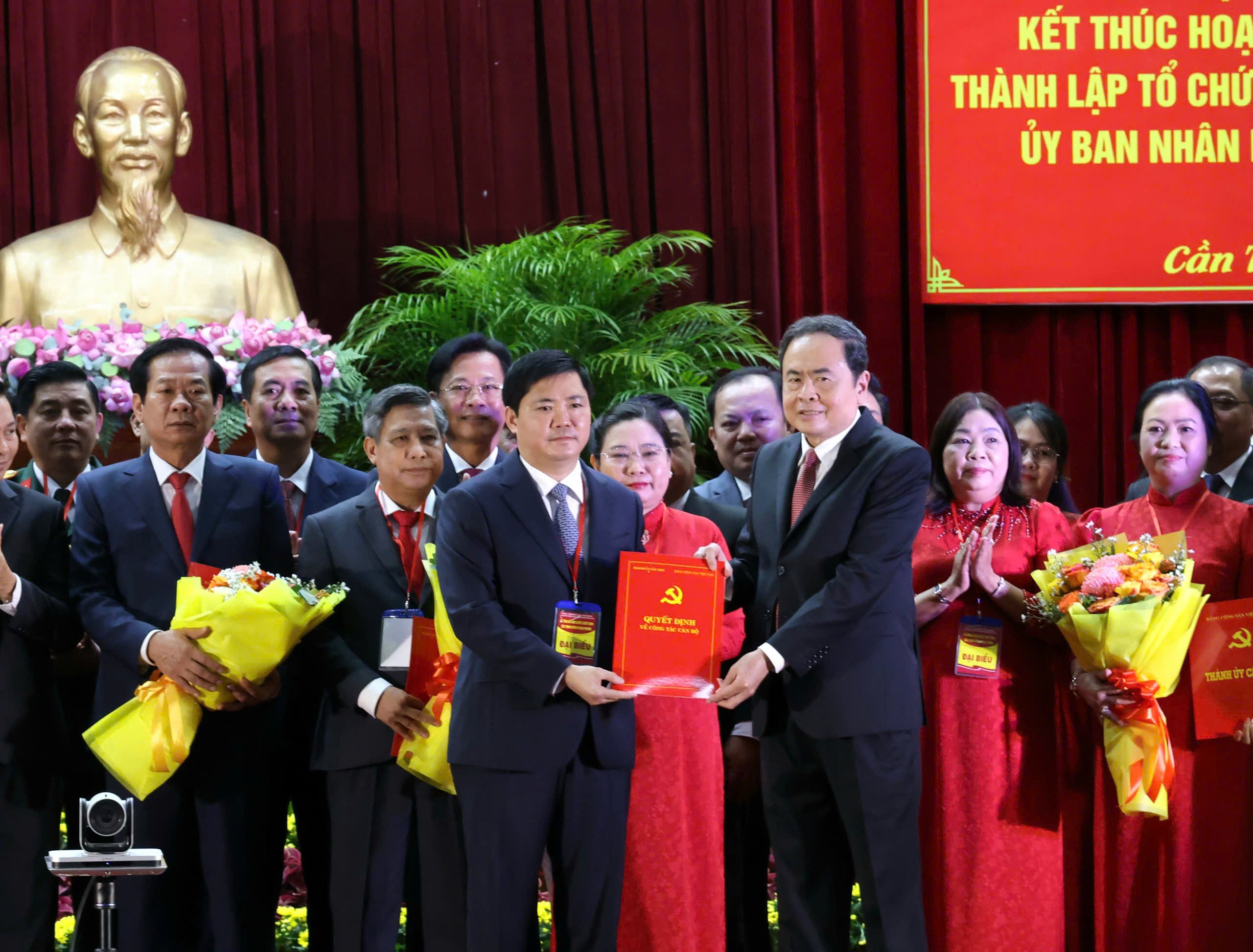 Chủ tịch Quốc hội Trần Thanh Mẫn trao quyết định chỉ định ông Nguyễn Tuấn Anh - Phó Bí thư Thành ủy, đại biểu Quốc hội khóa XV, giữ chức vụ Trưởng Đoàn đại biểu Quốc hội khóa XV TP. Cần Thơ.